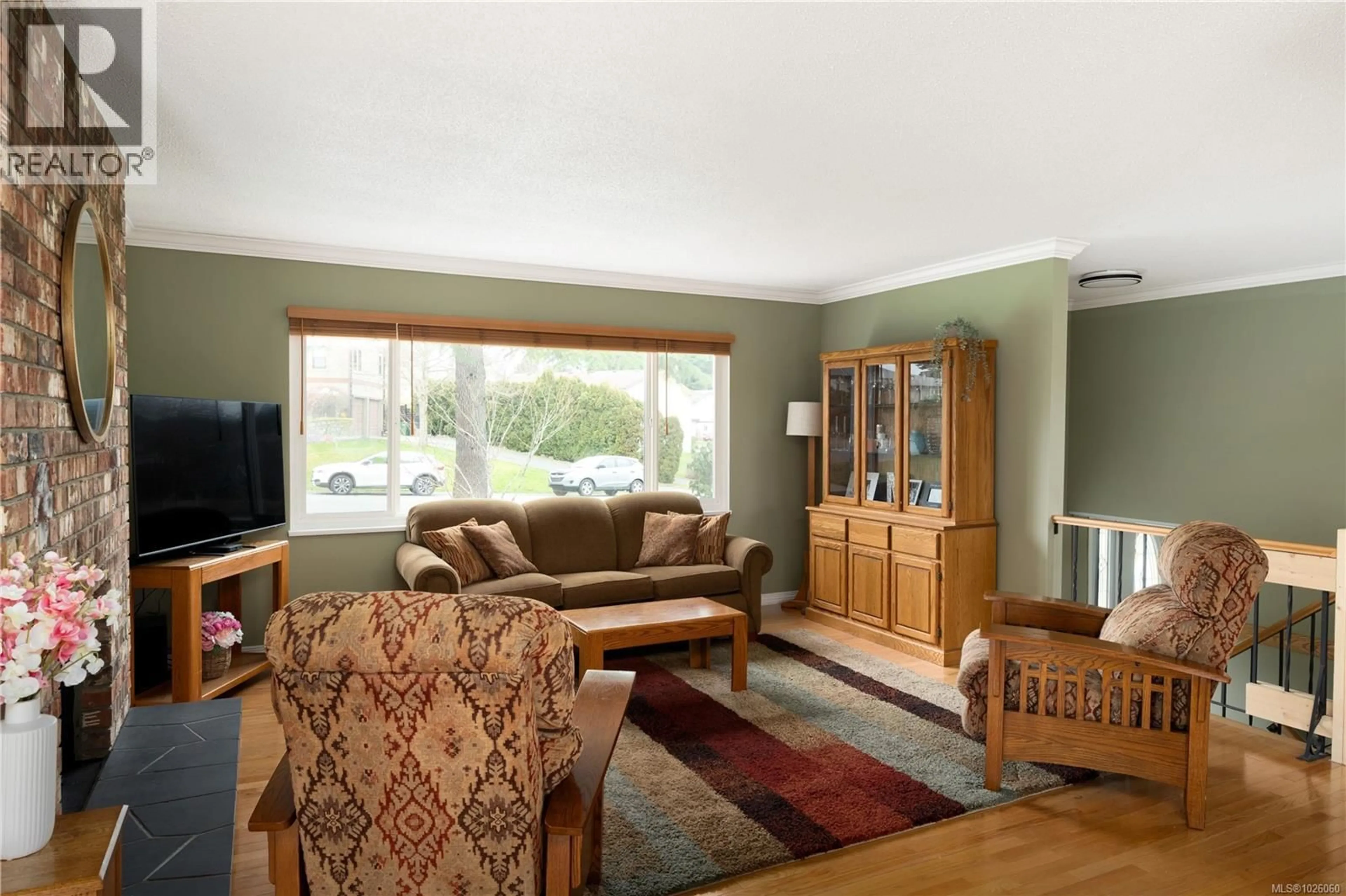 Living room with furniture, wood/laminate floor for 4343 RIDGEWOOD CRESCENT, Saanich British Columbia V8Z4Z6