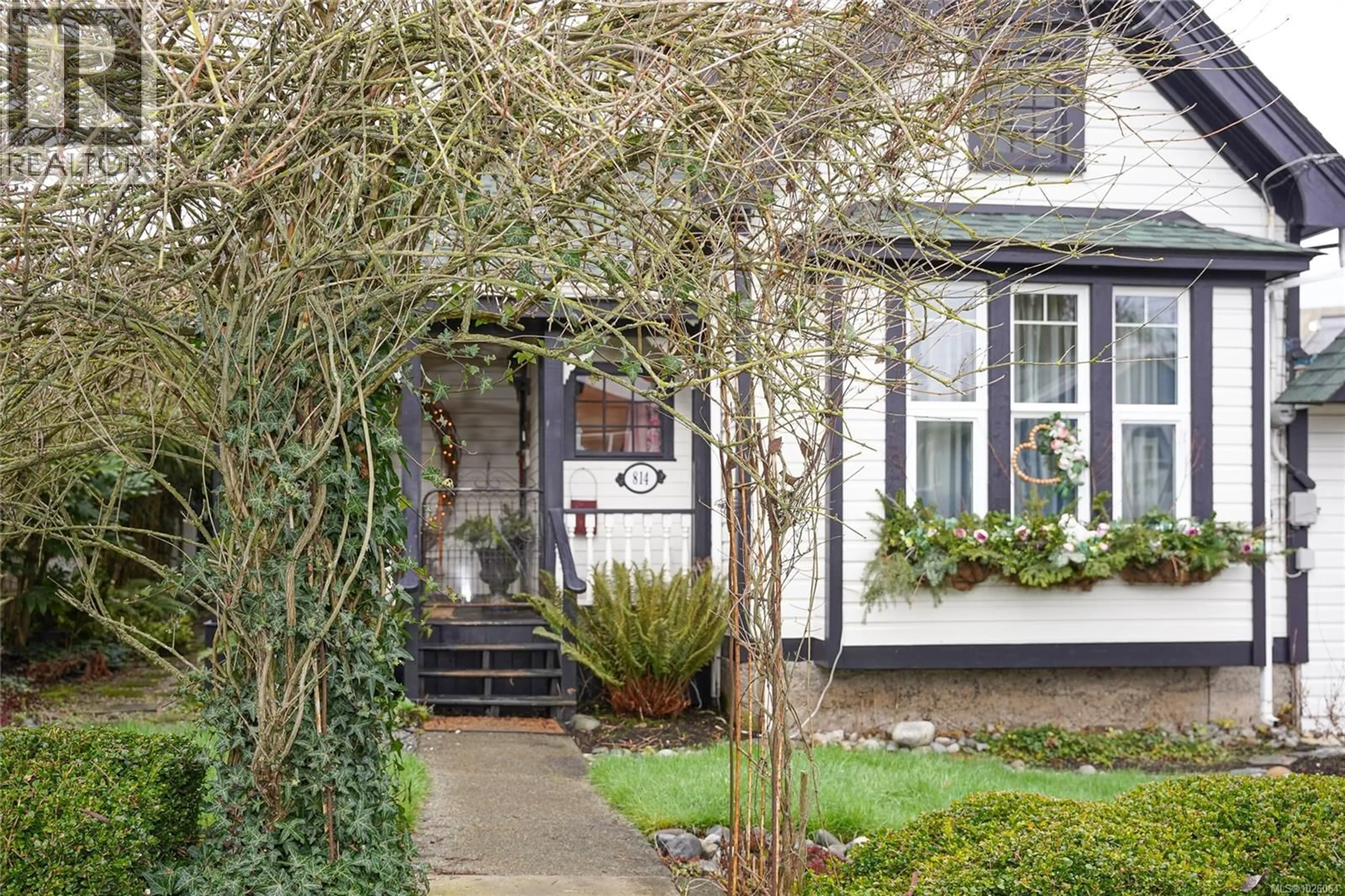 Indoor entryway for 418 HEREWARD ROAD, Victoria British Columbia V9A4C8