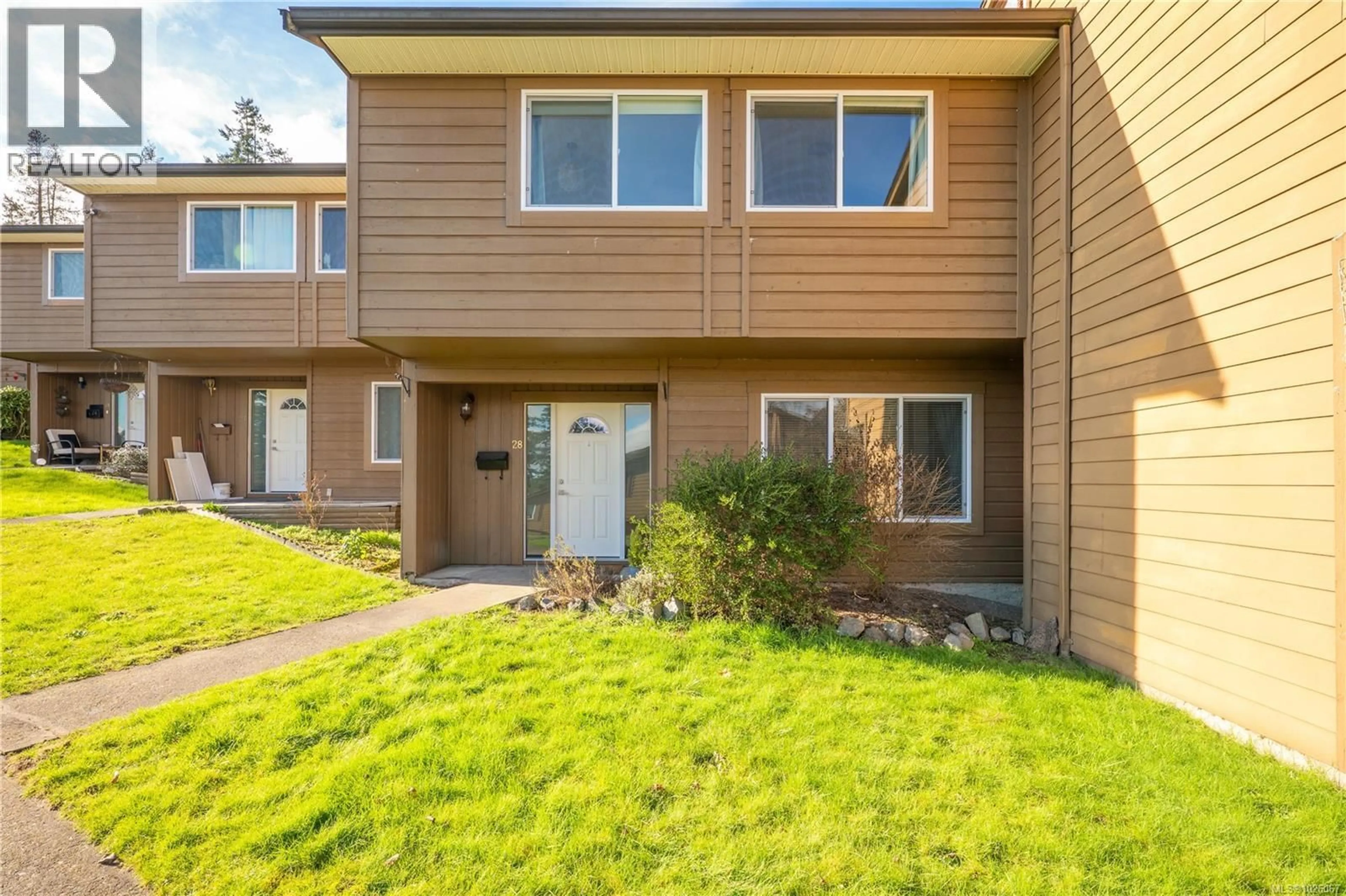 Home with vinyl exterior material, street for 28 - 855 HOWARD AVENUE, Nanaimo British Columbia V9R5V4