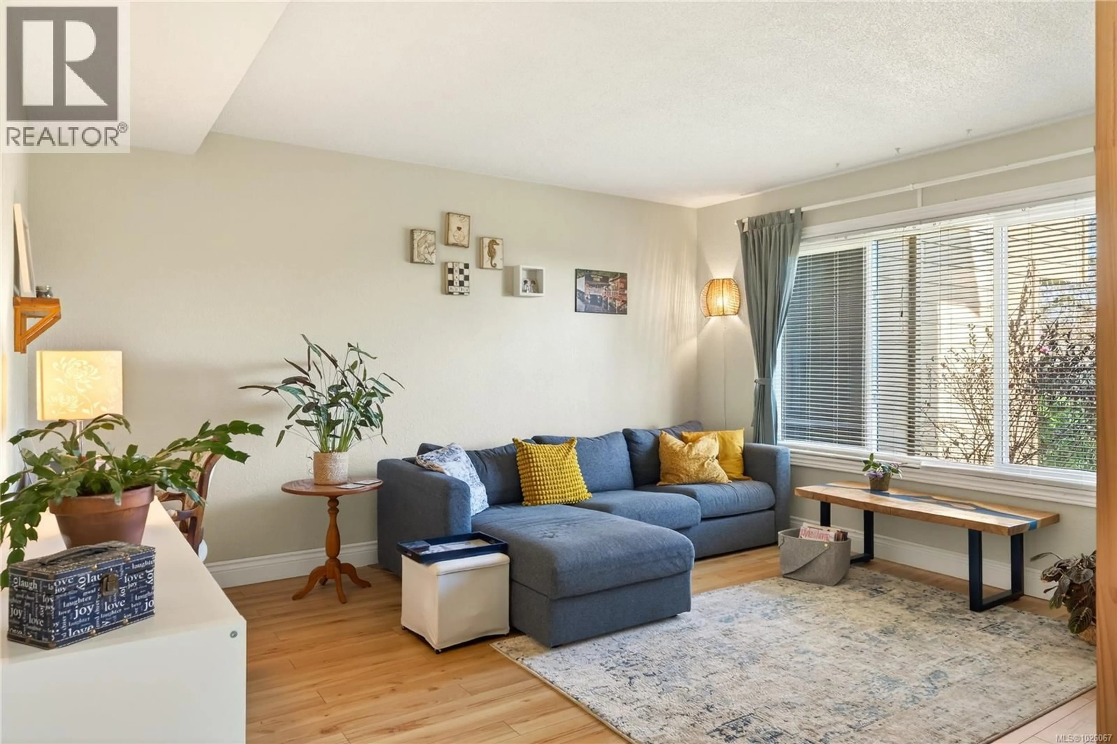 Living room with furniture, wood/laminate floor for 28 - 855 HOWARD AVENUE, Nanaimo British Columbia V9R5V4