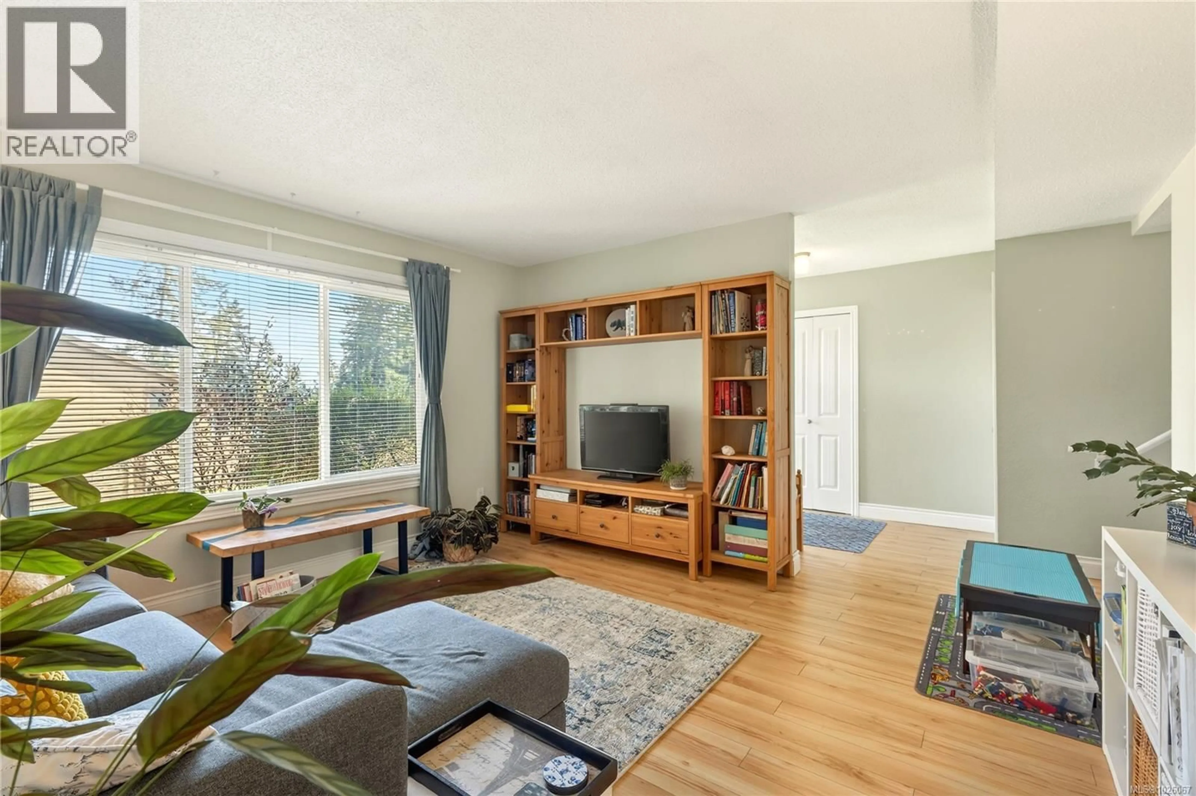 Living room with furniture, wood/laminate floor for 28 - 855 HOWARD AVENUE, Nanaimo British Columbia V9R5V4