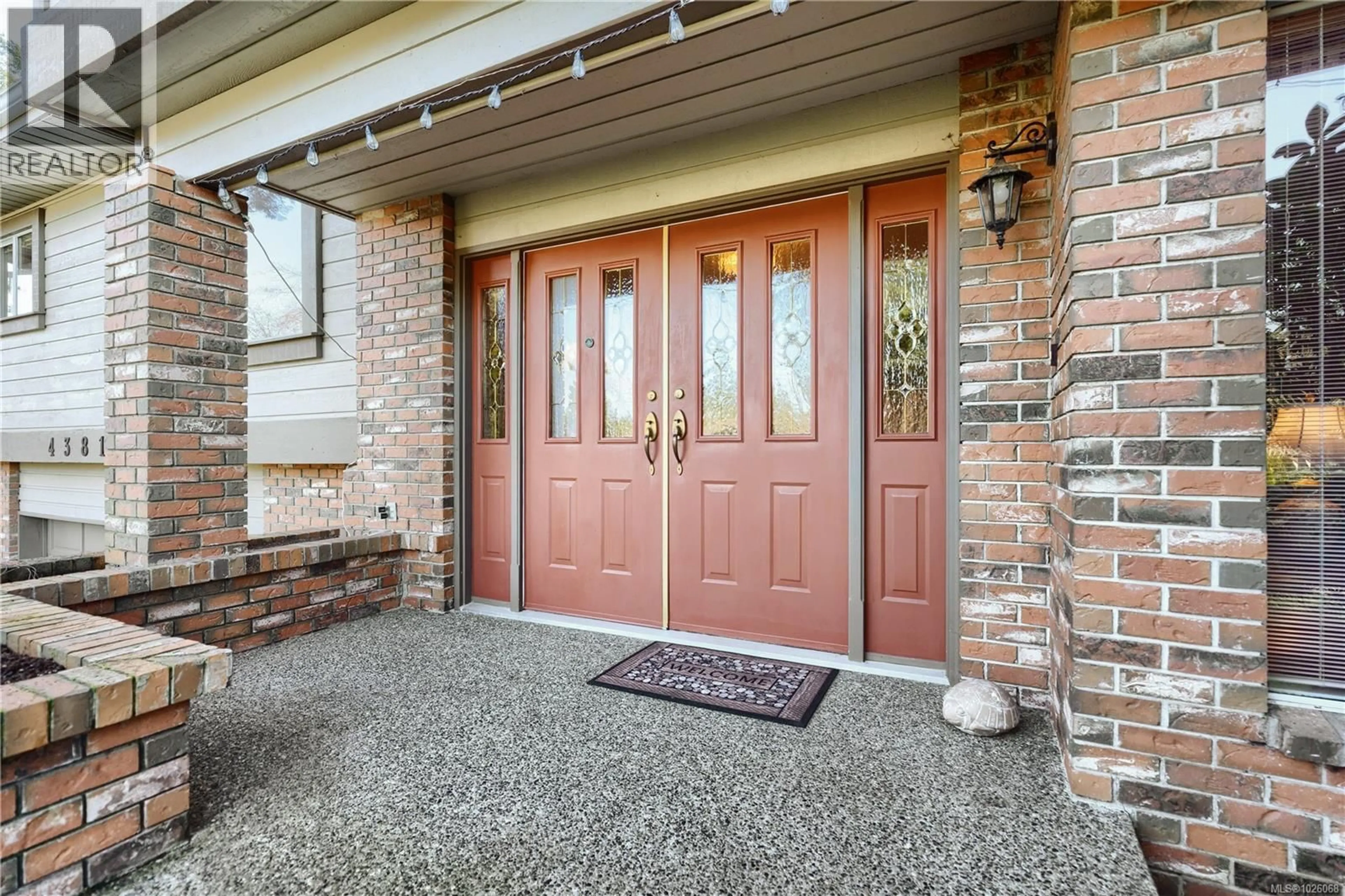 Indoor entryway for 4381 PARKWOOD TERRACE, Saanich British Columbia V8X4Z8