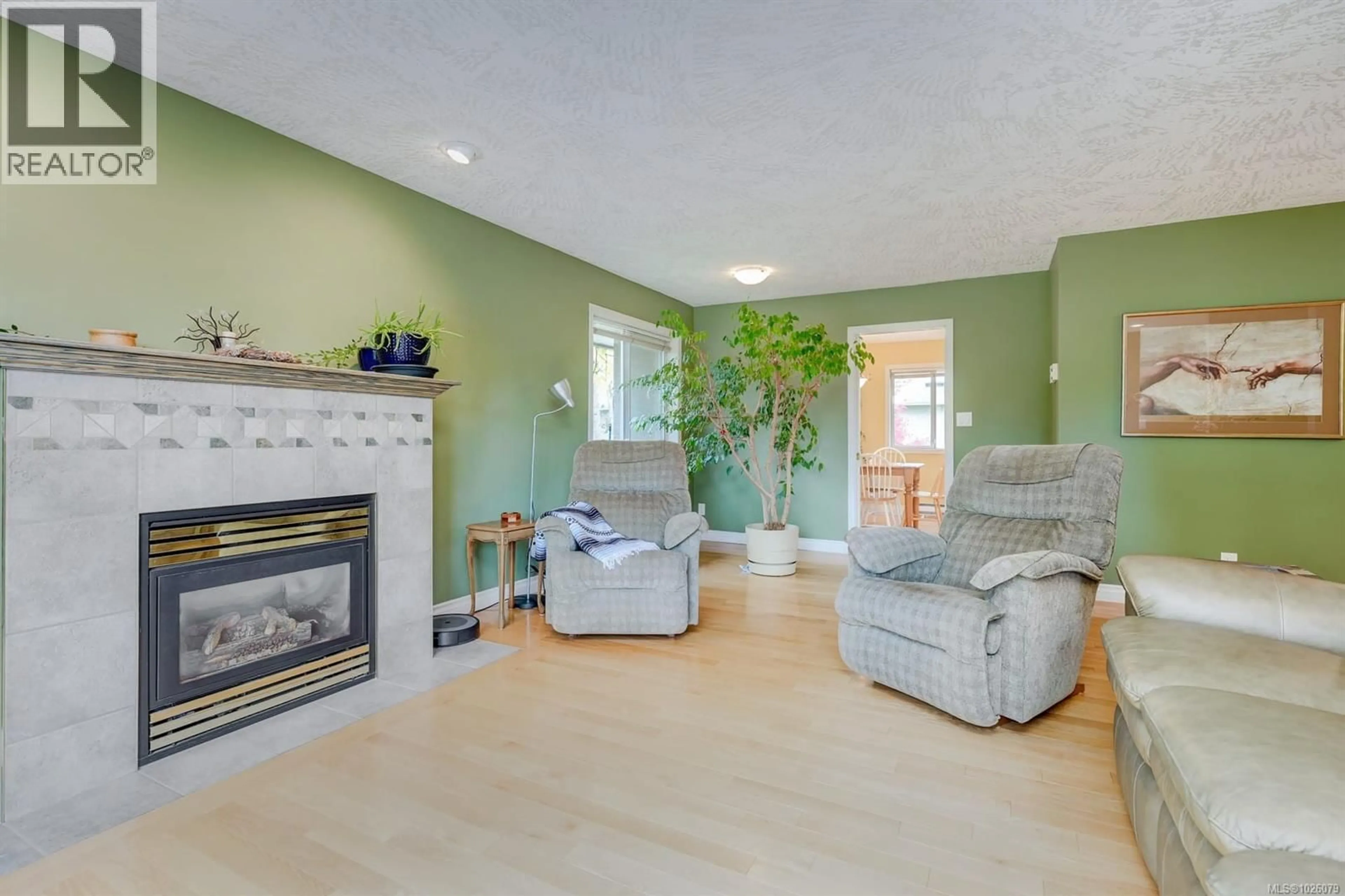 Living room with furniture, unknown for 1175 GAIT LANE, Saanich British Columbia V8P5T6