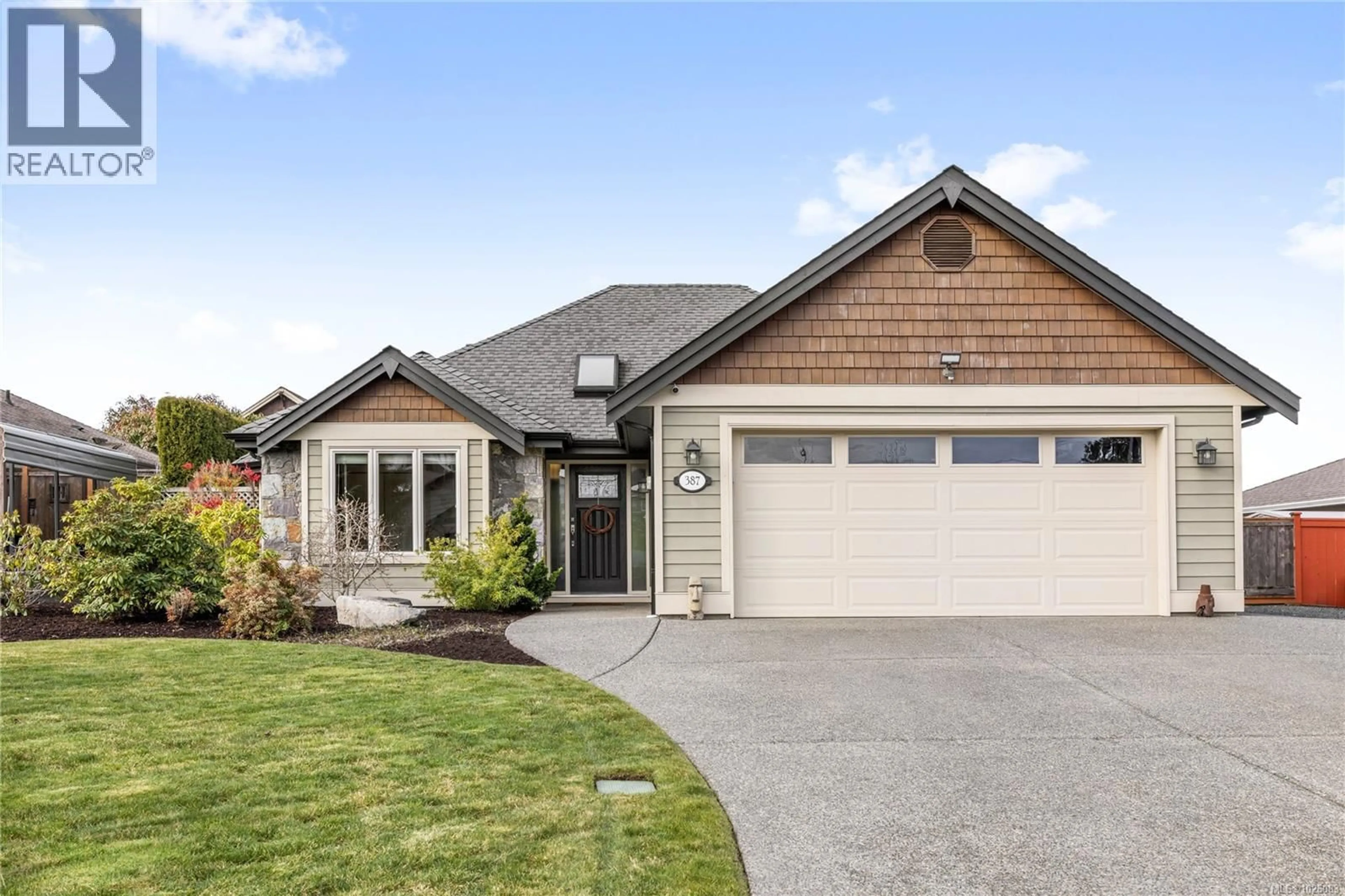 Home with vinyl exterior material, street for 387 KINGSLEY STREET, Parksville British Columbia V9P1H6
