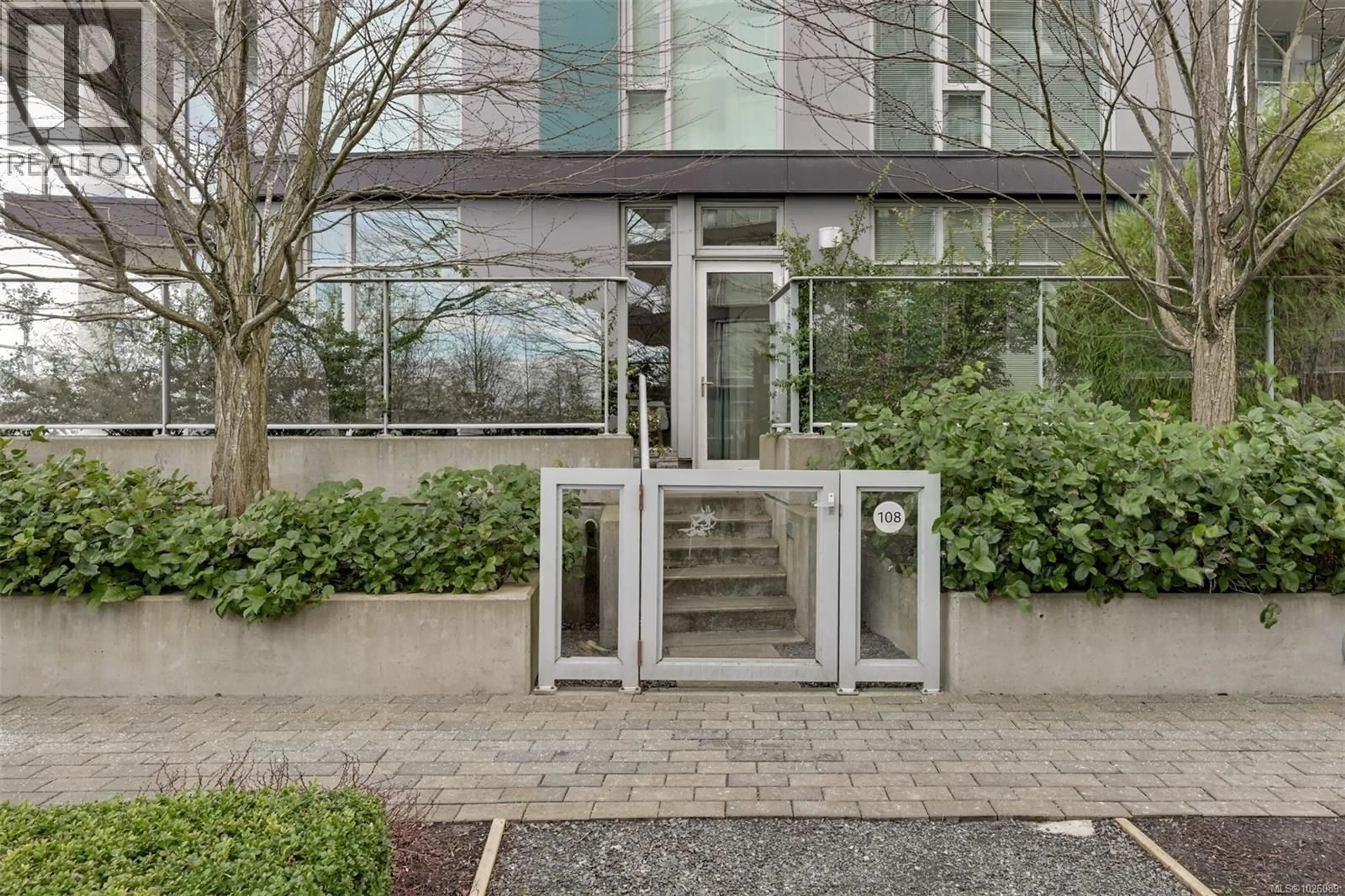 Indoor foyer for 108 - 373 TYEE ROAD, Victoria British Columbia V9A0B3