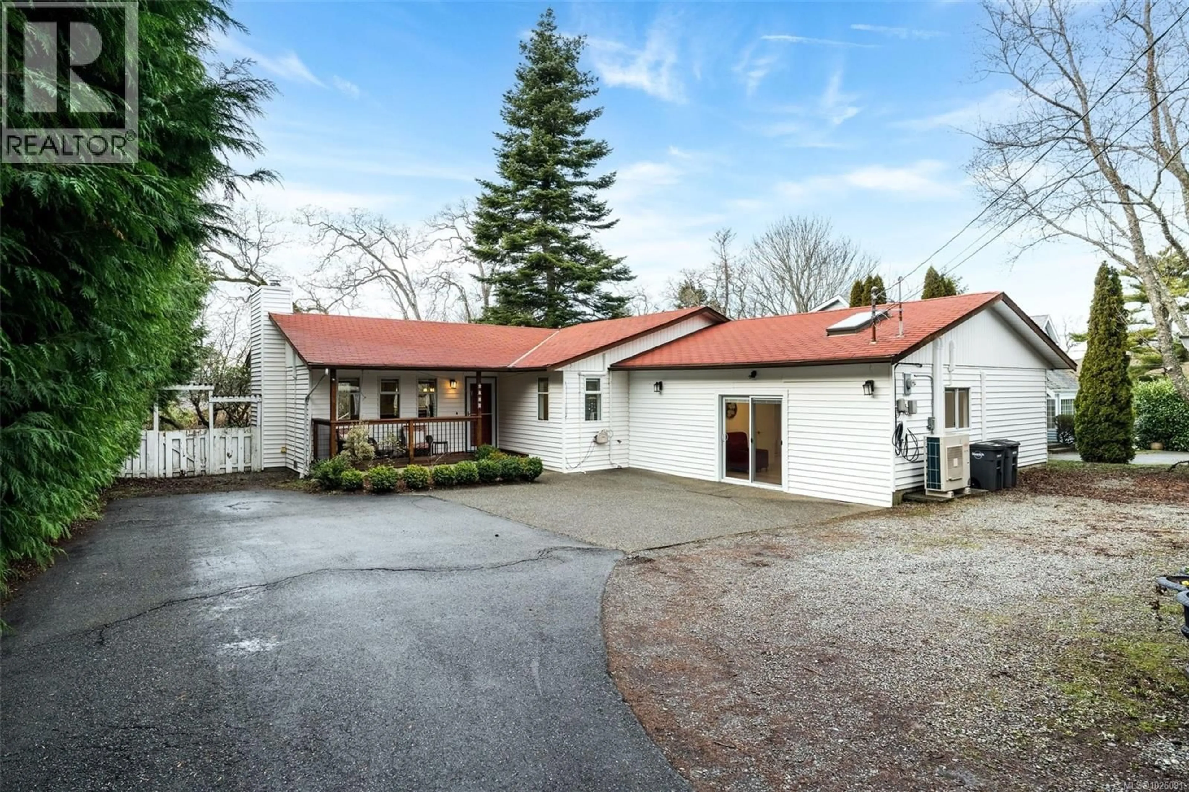 A pic from outside/outdoor area/front of a property/back of a property/a pic from drone, building for 3990 BOW ROAD, Saanich British Columbia V8N3B1