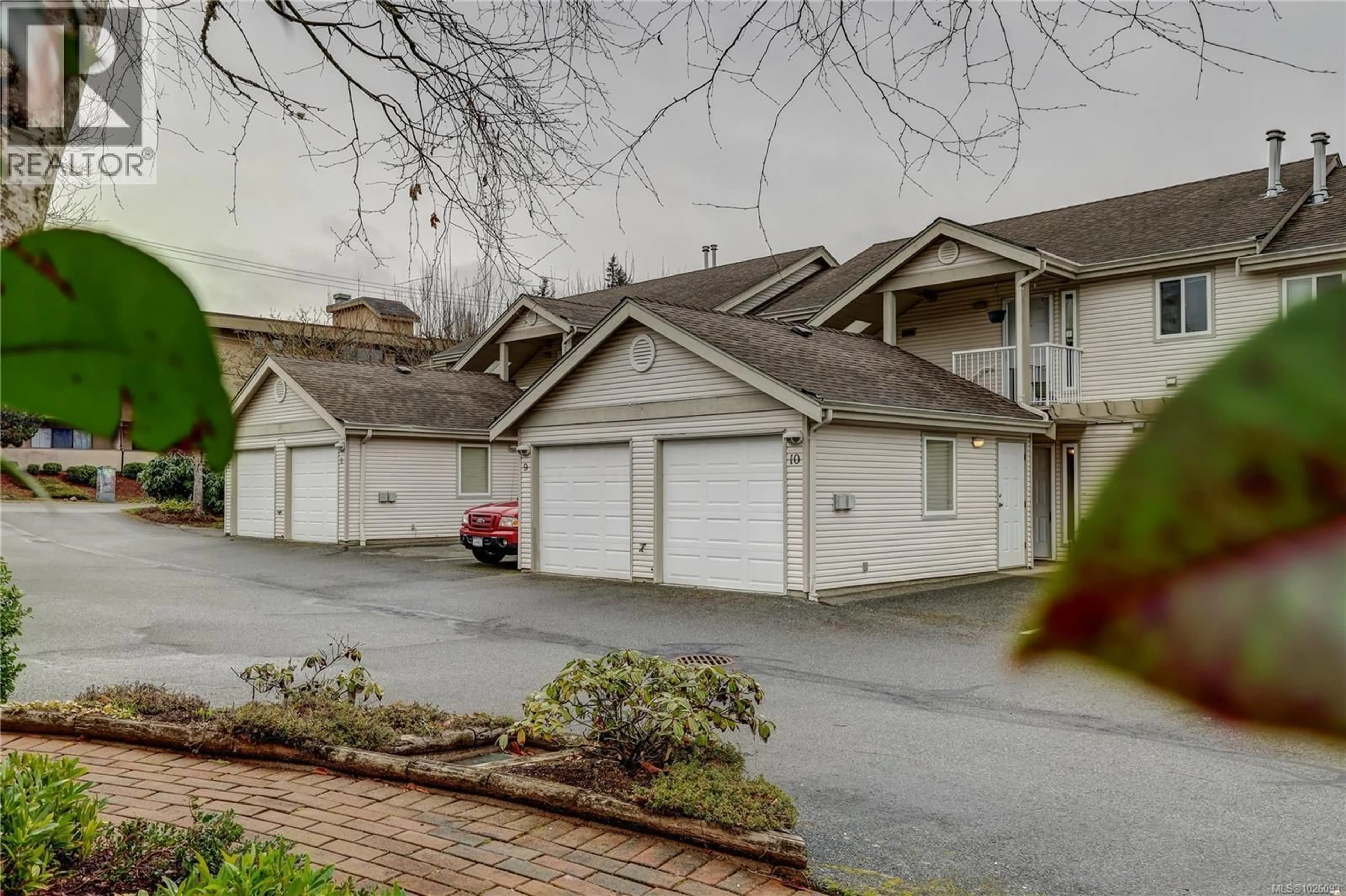 A pic from outside/outdoor area/front of a property/back of a property/a pic from drone, street for 10 - 571 BRADLEY STREET, Nanaimo British Columbia V9S1B9