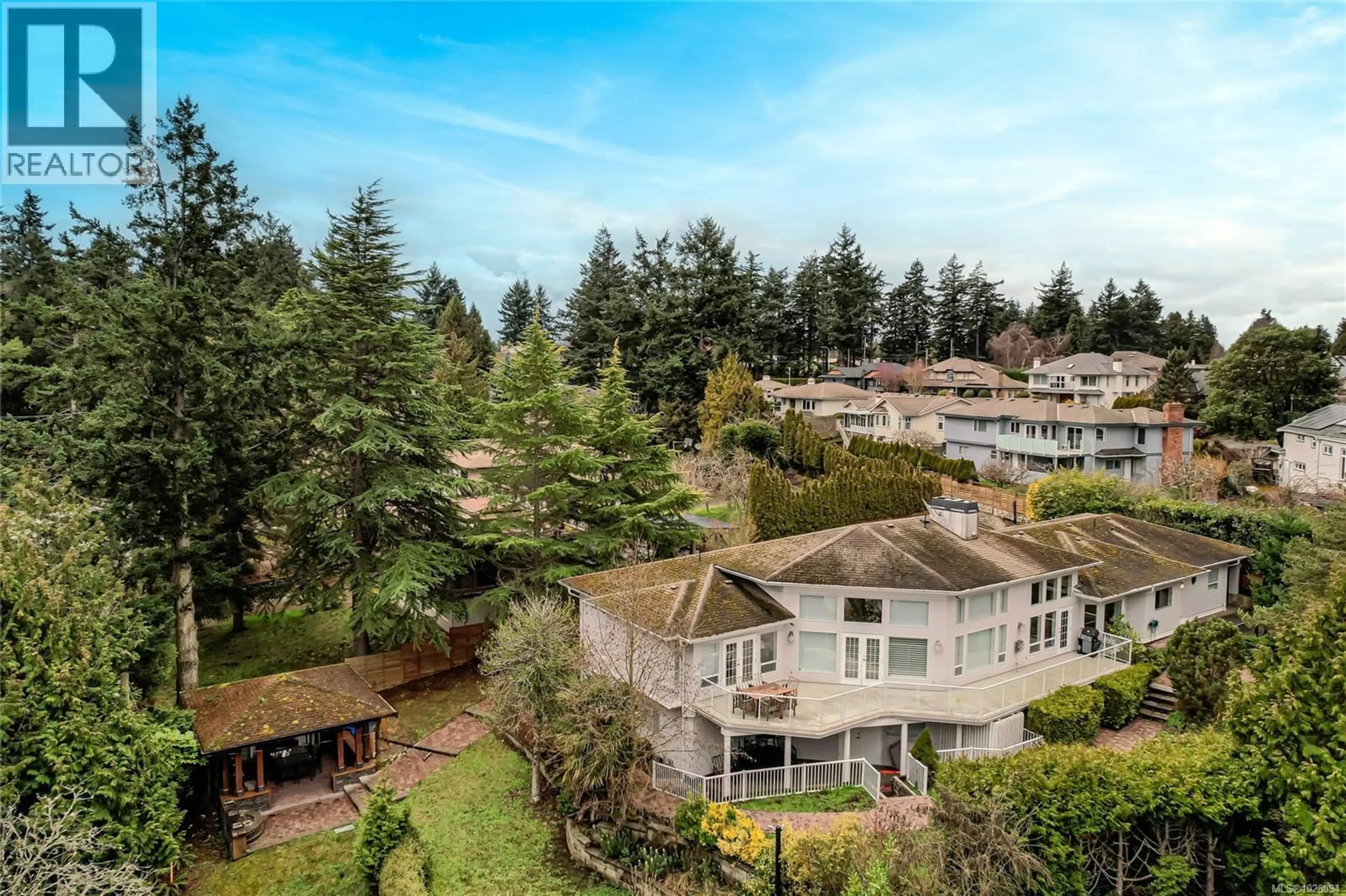 A pic from outside/outdoor area/front of a property/back of a property/a pic from drone, water/lake/river/ocean view for 1934 SAN JUAN AVENUE, Saanich British Columbia V8N2J4