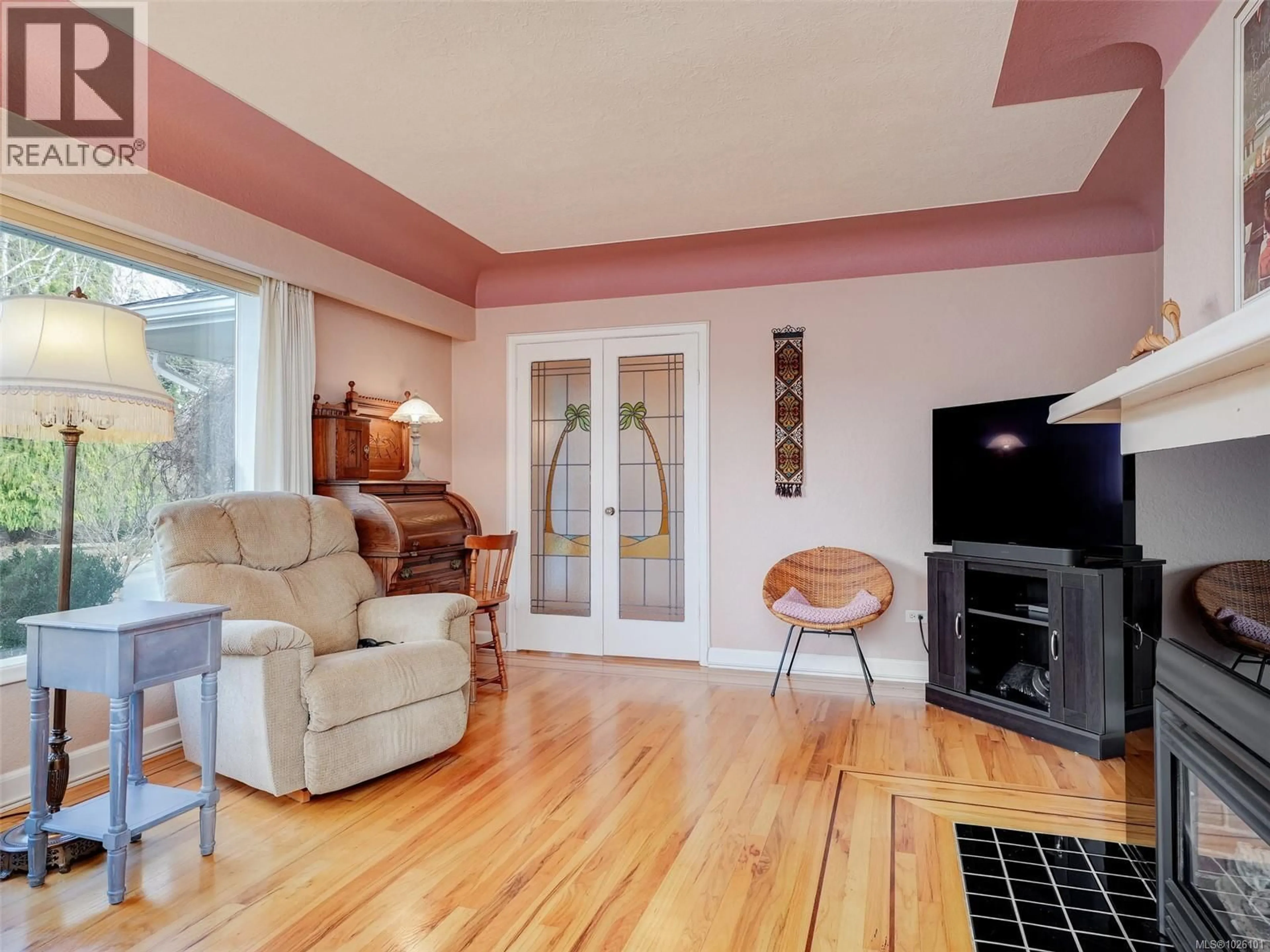 Living room with furniture, wood/laminate floor for 3911 DAWE ROAD, Saanich British Columbia V8N4H5