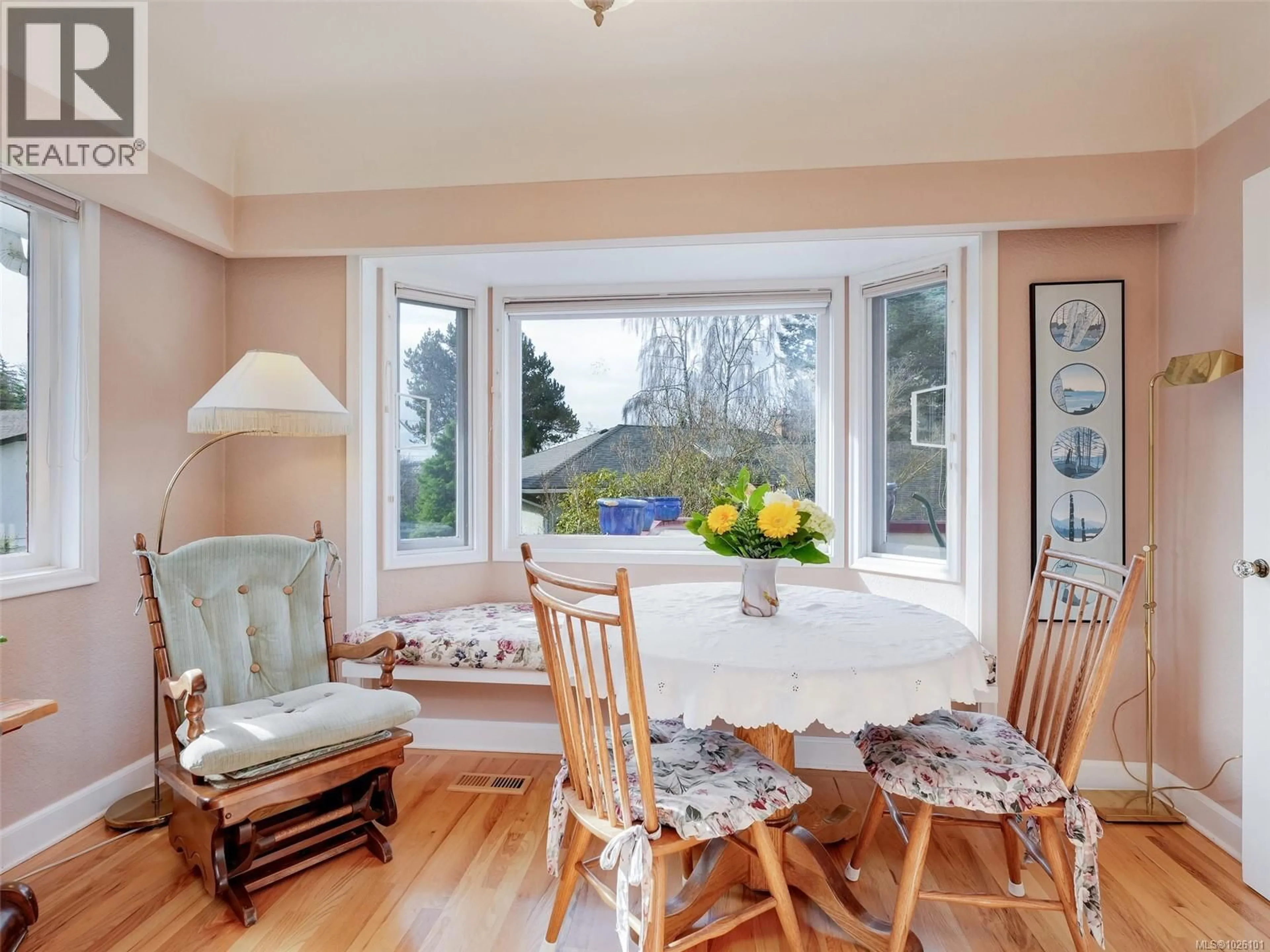 Dining room, wood/laminate floor for 3911 DAWE ROAD, Saanich British Columbia V8N4H5
