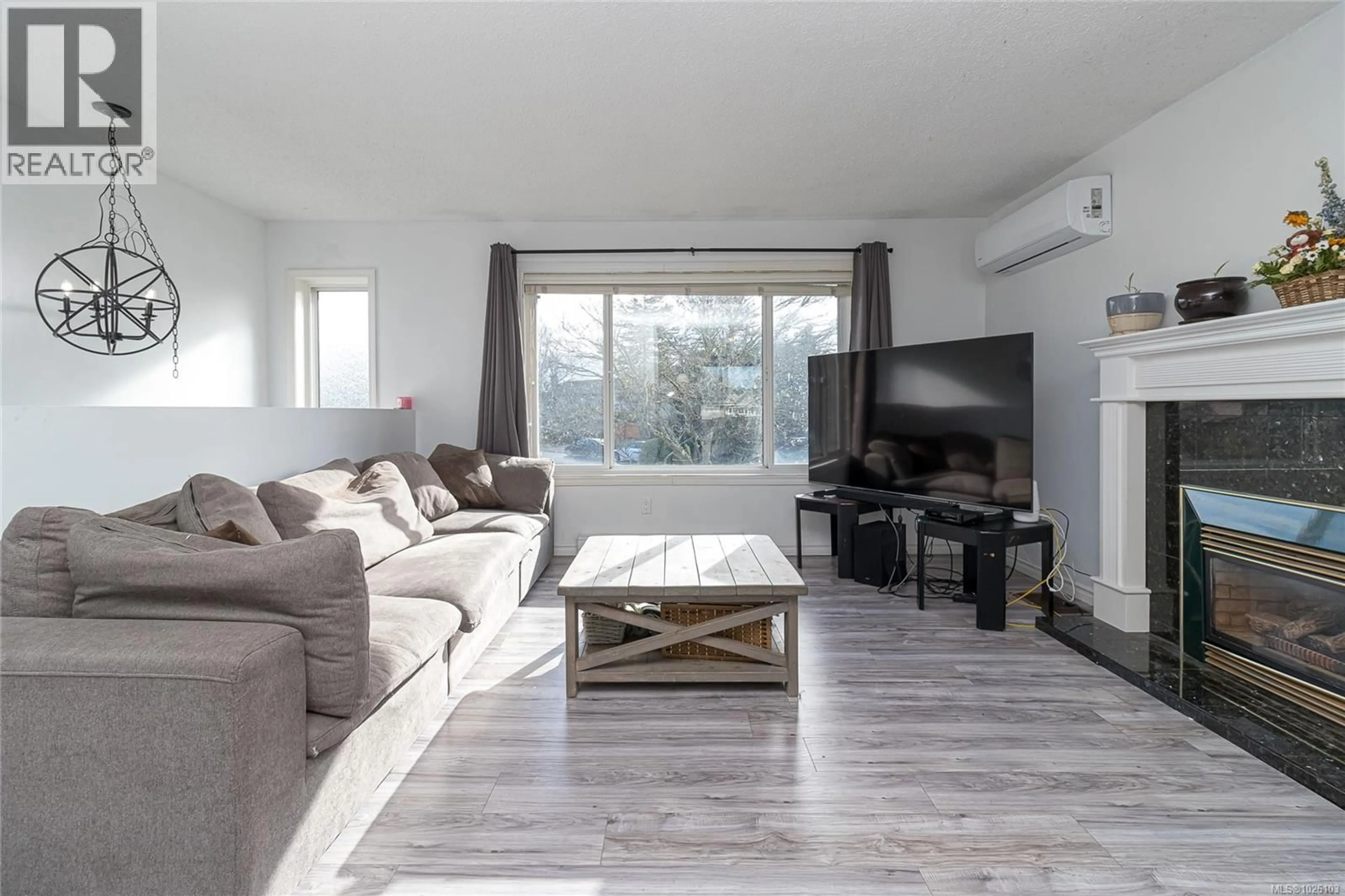 Living room with furniture, wood/laminate floor for 2218 MAGNOLIA PLACE, Sidney British Columbia V8L4C9