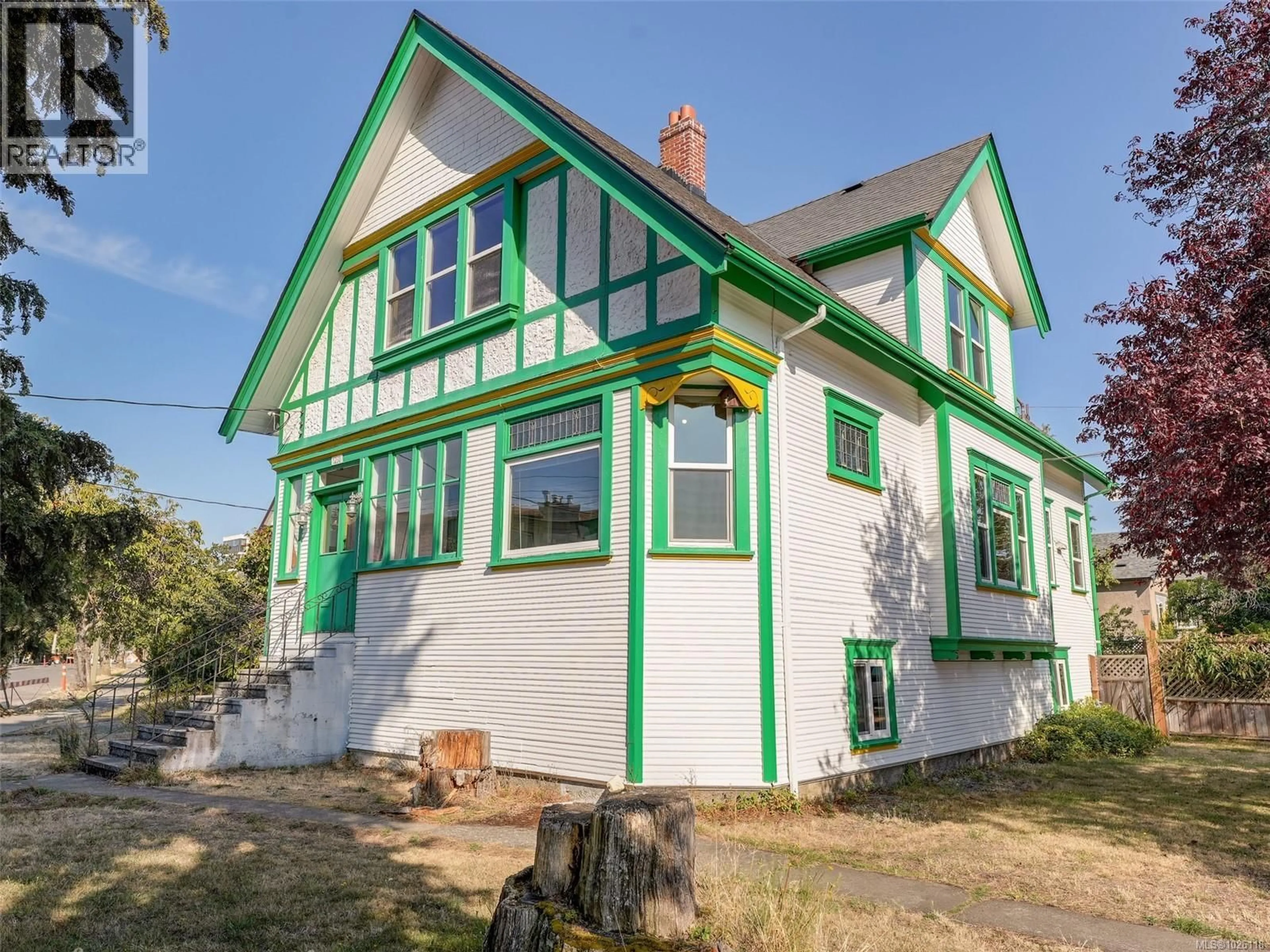 Home with vinyl exterior material, building for 1250 FAIRFIELD ROAD, Victoria British Columbia V8V3B5