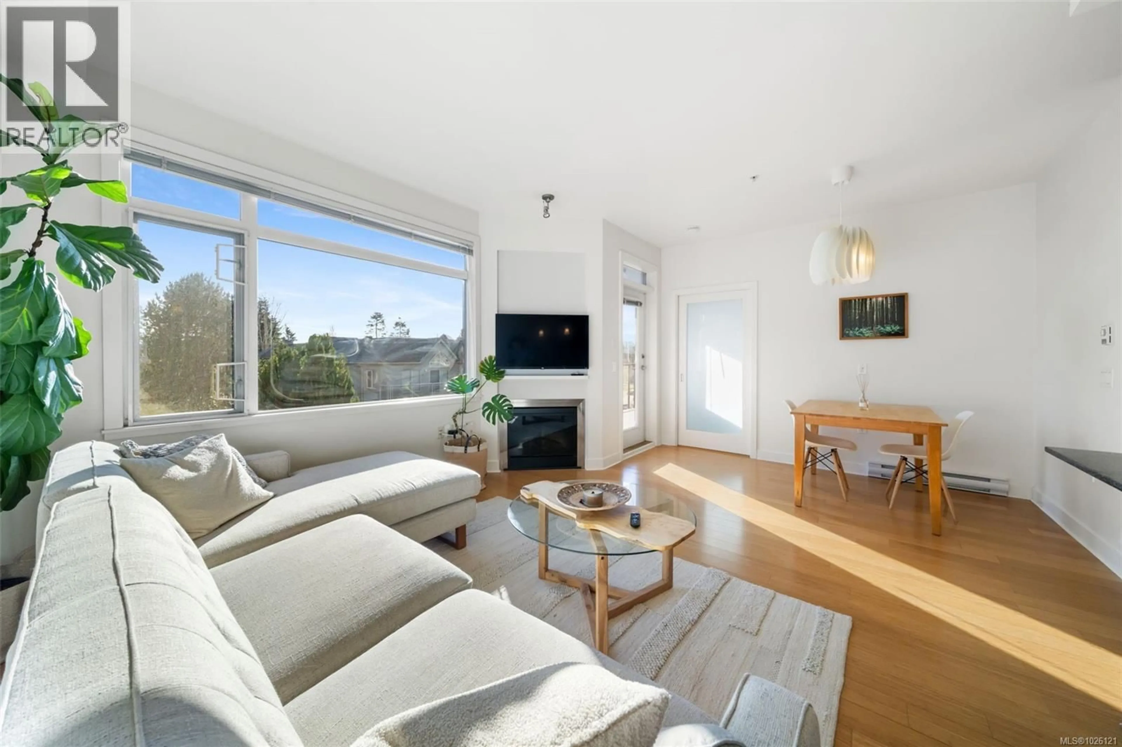 Living room with furniture, wood/laminate floor for 303 - 3614 RICHMOND ROAD, Saanich British Columbia V8P4R5