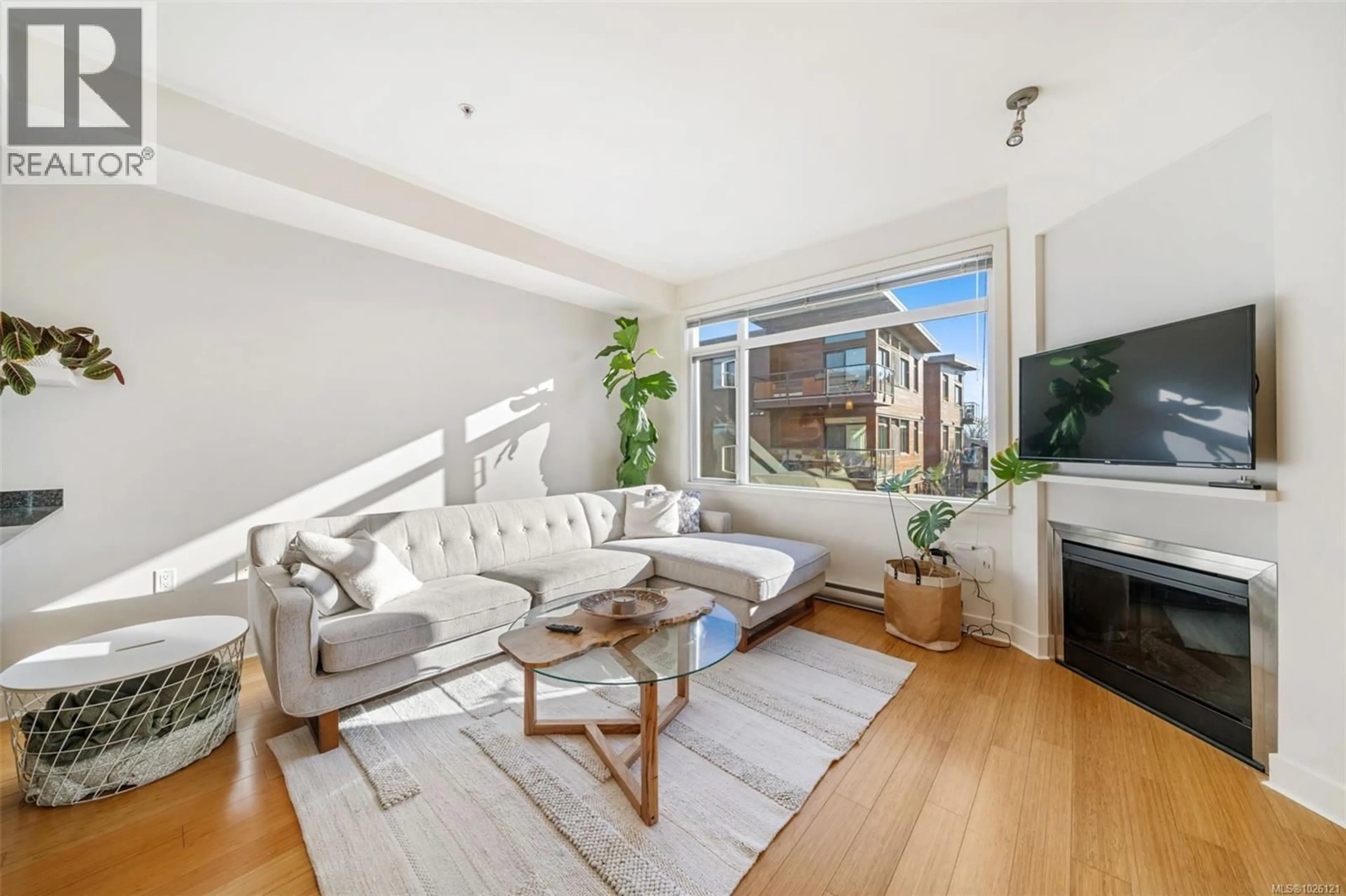 Living room with furniture, unknown for 303 - 3614 RICHMOND ROAD, Saanich British Columbia V8P4R5