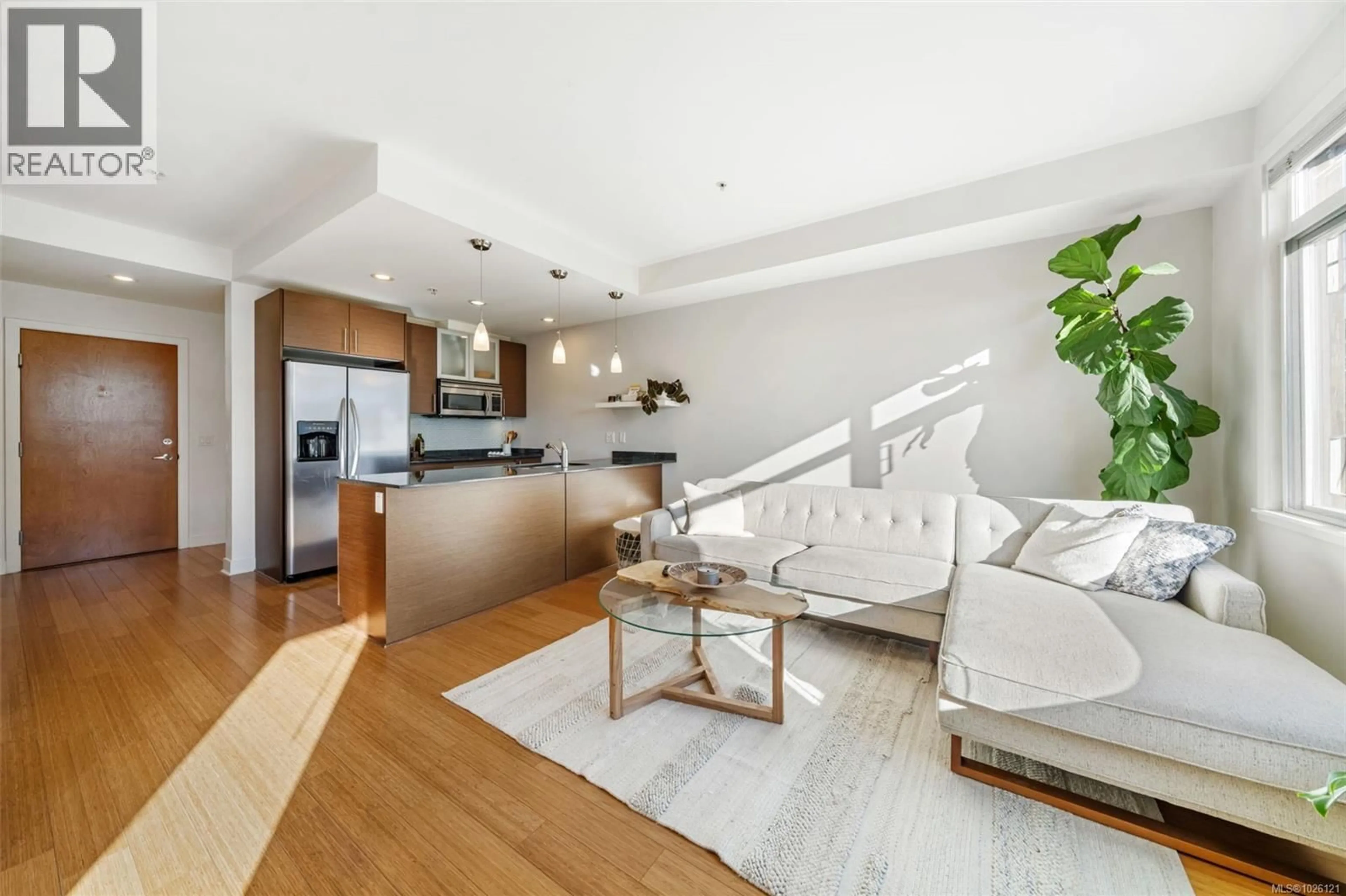 Living room with furniture, unknown for 303 - 3614 RICHMOND ROAD, Saanich British Columbia V8P4R5