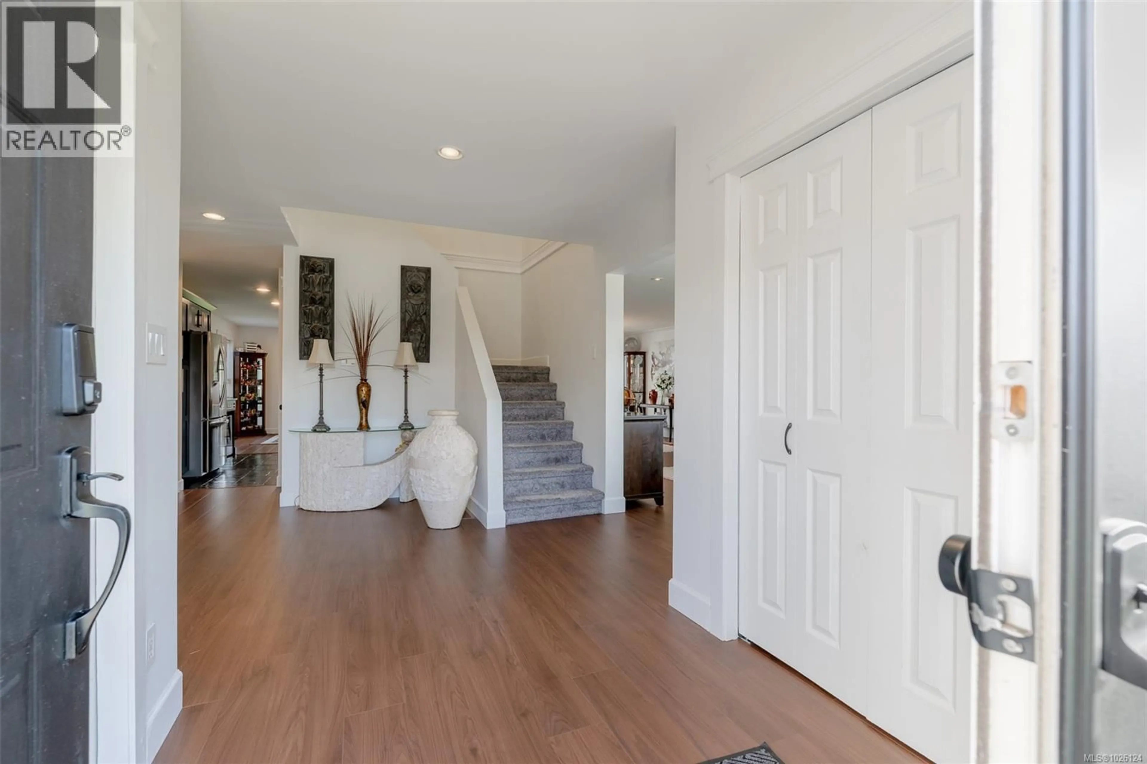 Indoor foyer for 5497 WOODLAND CRESCENT WEST, Port Alberni British Columbia V9Y8E6