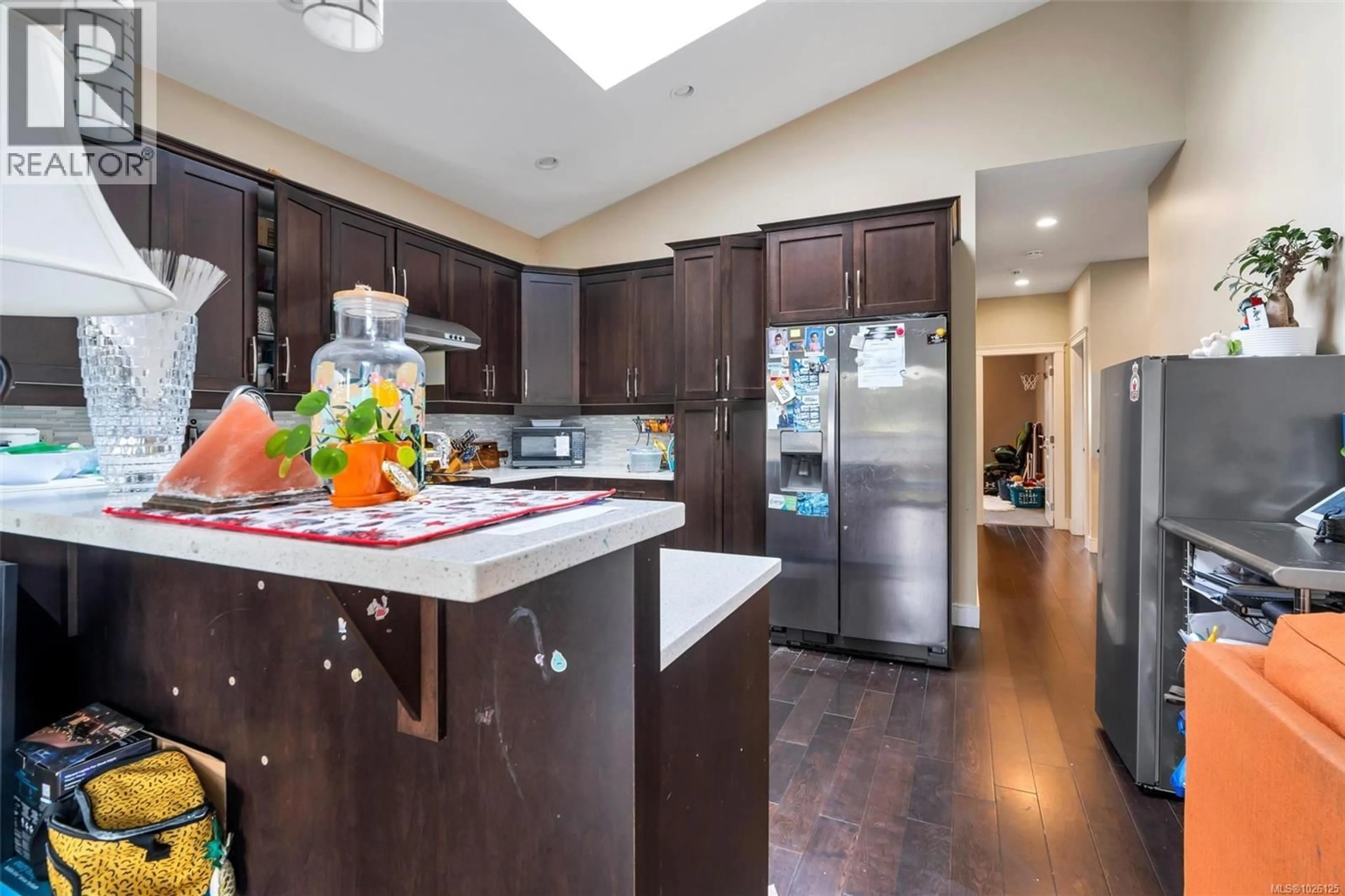 Open concept kitchen, wood/laminate floor for 951 BRAY AVENUE, Langford British Columbia V9B2S9