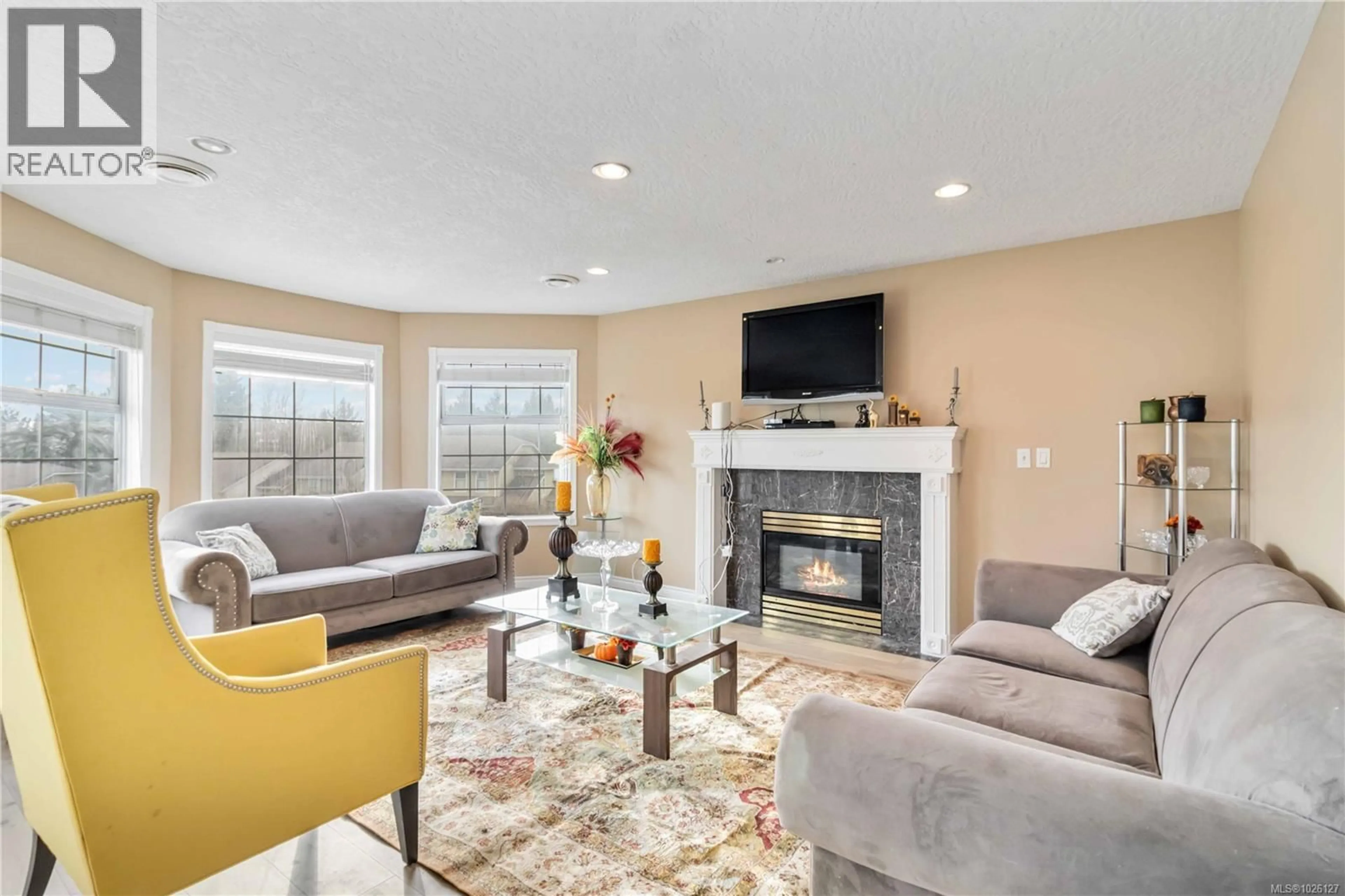 Living room with furniture, unknown for 886 LODI AVENUE, Saanich British Columbia V8Z6R2