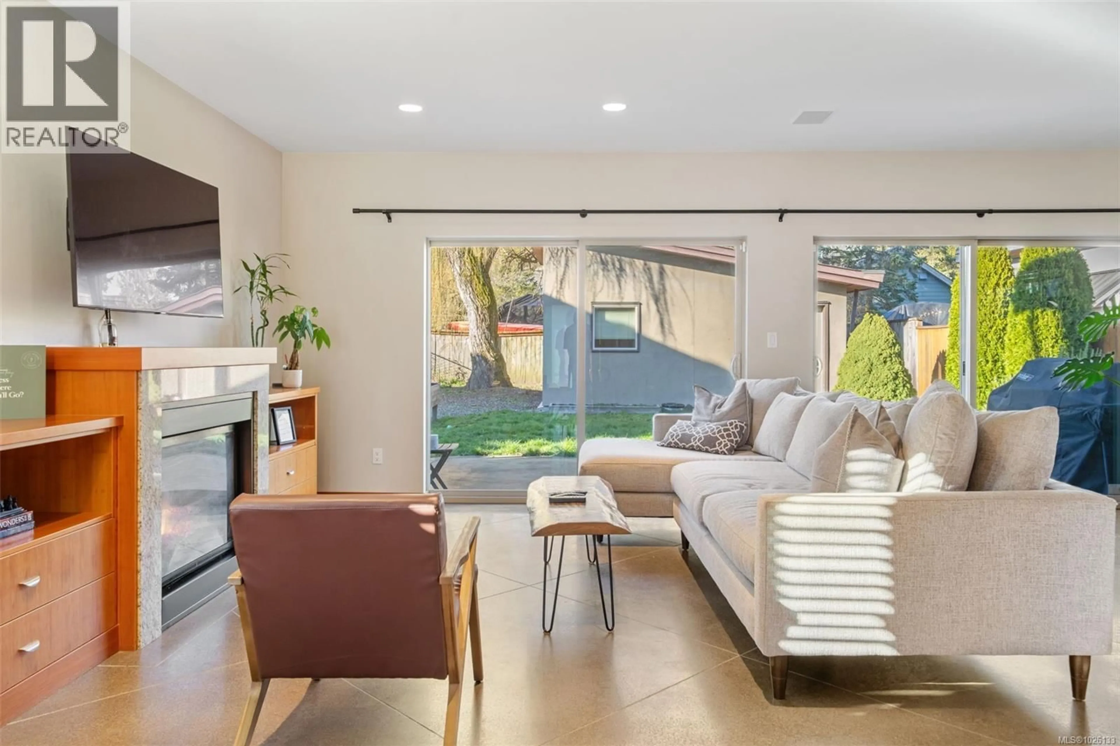 Living room with furniture, unknown for 842 CANTERBURY ROAD, Saanich British Columbia V8X3E6