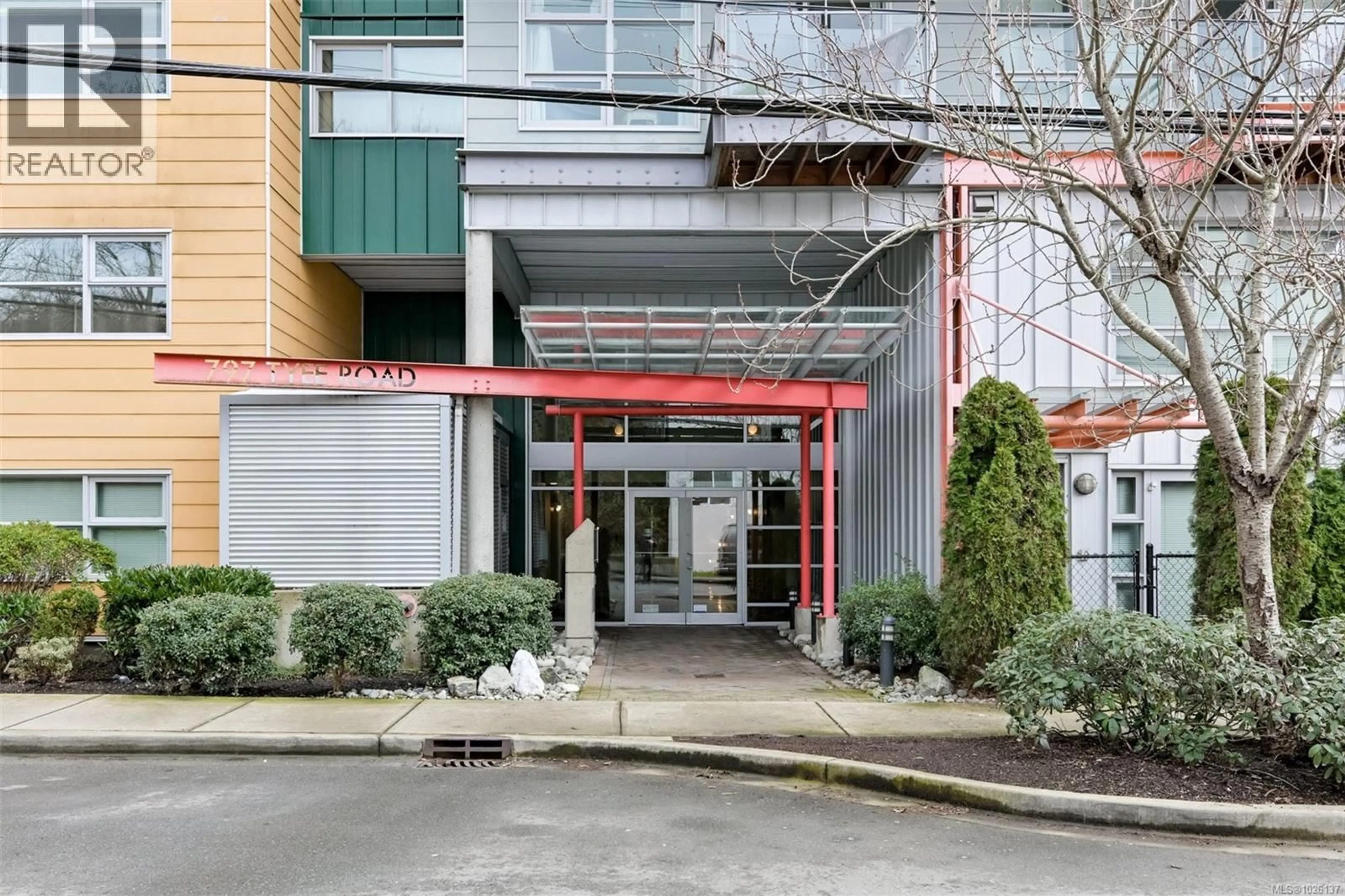 Indoor foyer for 402 - 797 TYEE ROAD, Victoria British Columbia V9A7R4