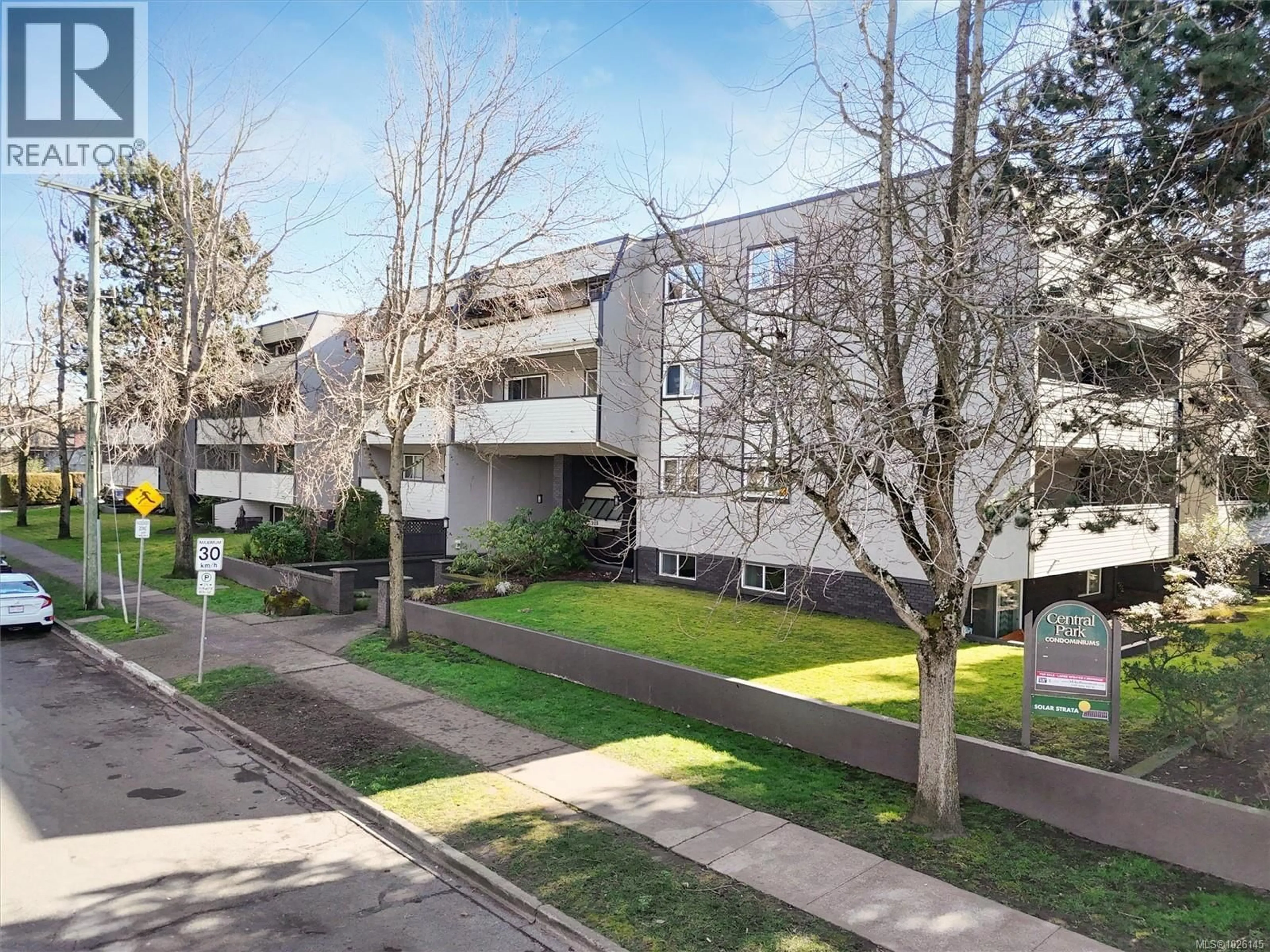 A pic from outside/outdoor area/front of a property/back of a property/a pic from drone, street for 213 - 909 PEMBROKE STREET, Victoria British Columbia V8T4Z5