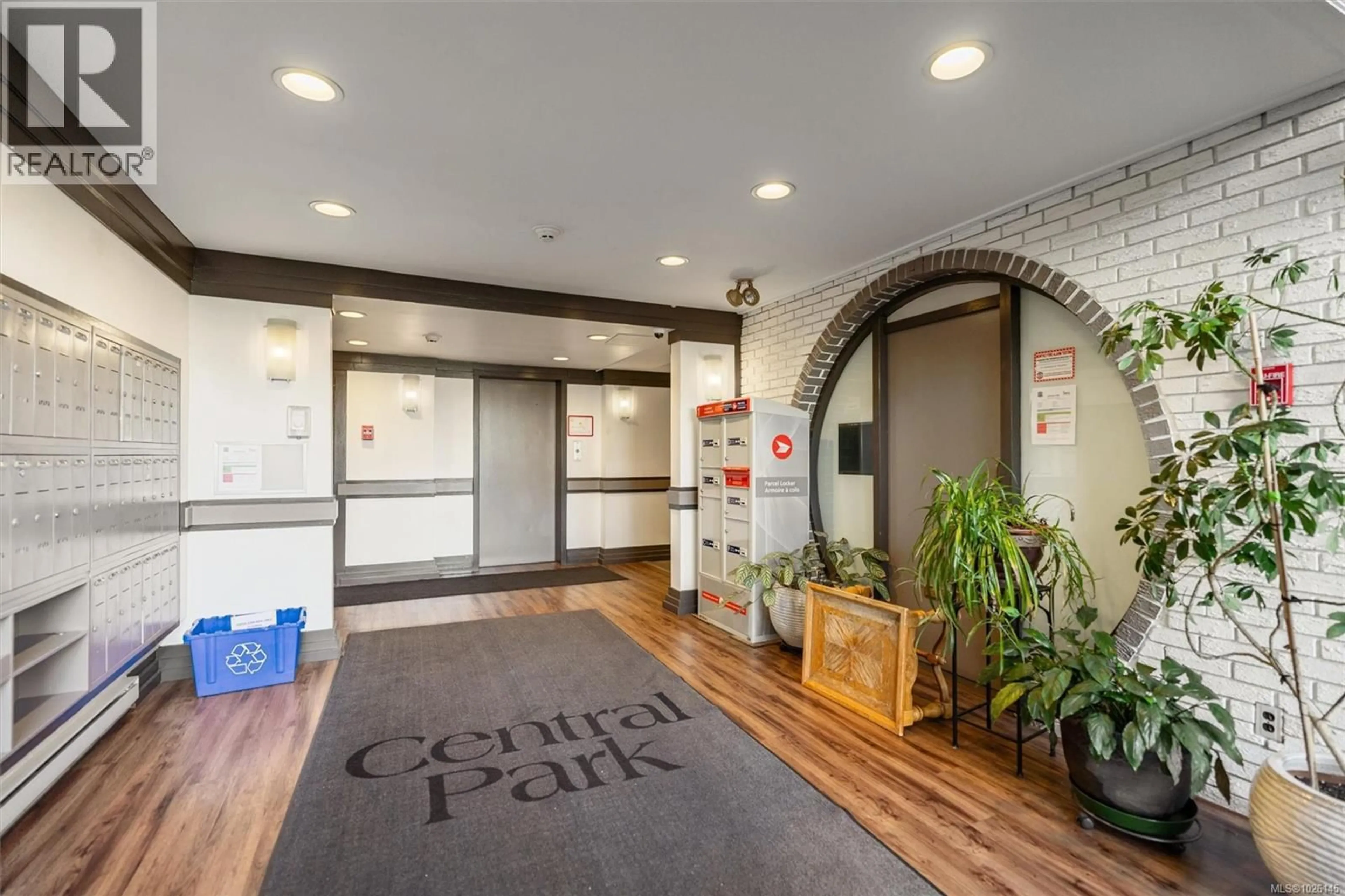 Indoor foyer for 213 - 909 PEMBROKE STREET, Victoria British Columbia V8T4Z5