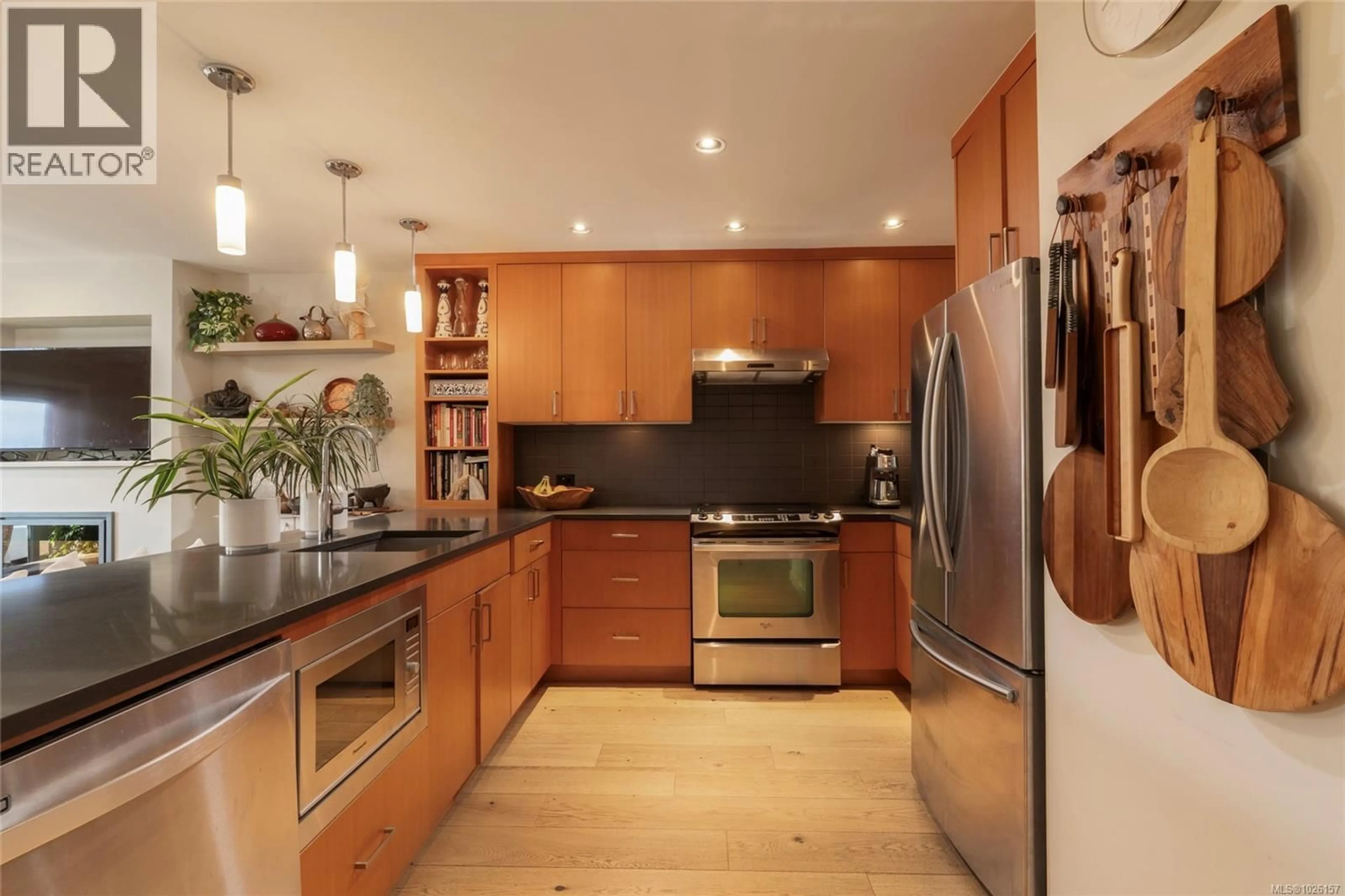 Contemporary kitchen, wood/laminate floor for 17 - 785 CENTRAL SPUR ROAD, Victoria British Columbia V9A7S1