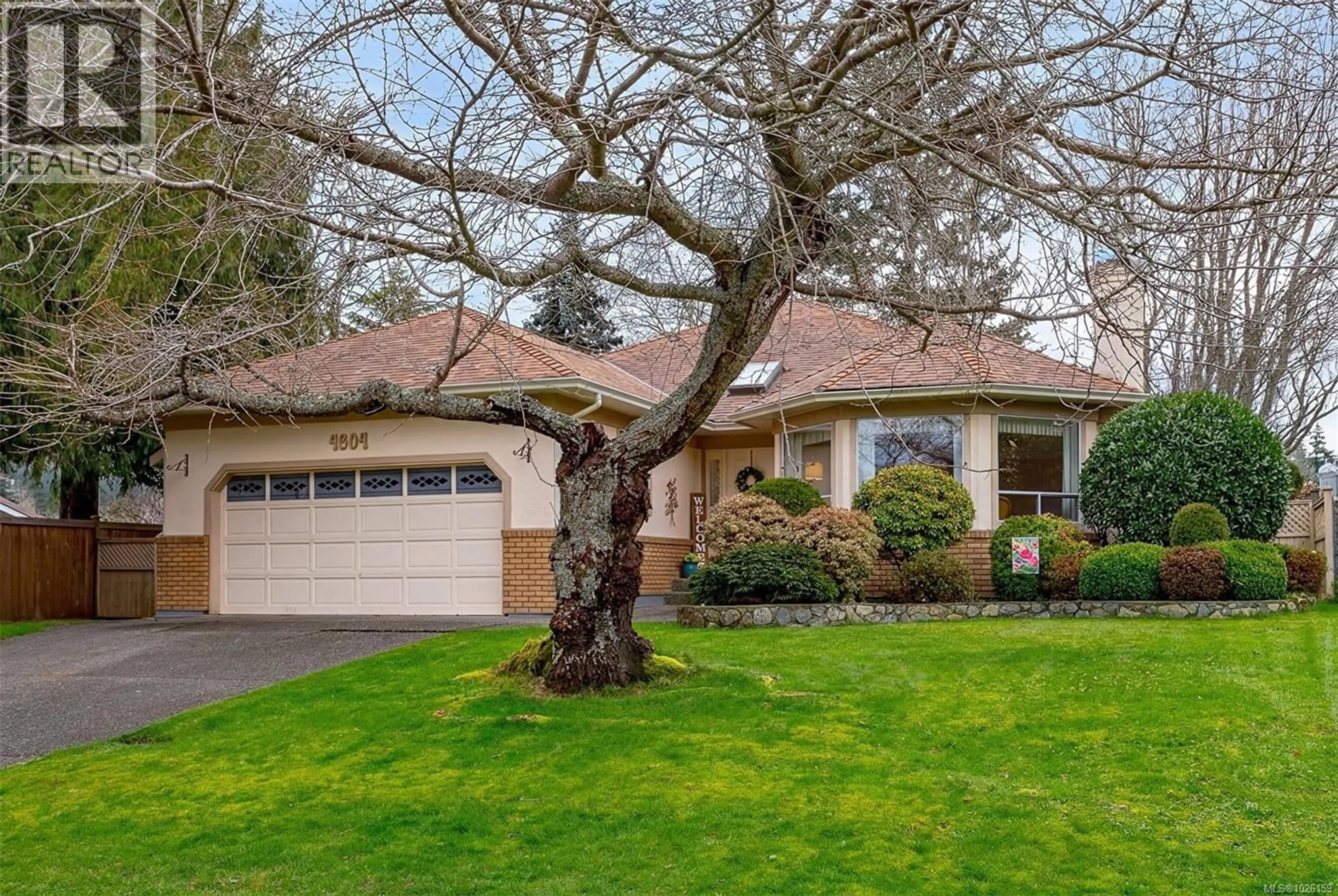 Home with vinyl exterior material, street for 4604 SUNNYMEAD WAY, Saanich British Columbia V8Y3B7