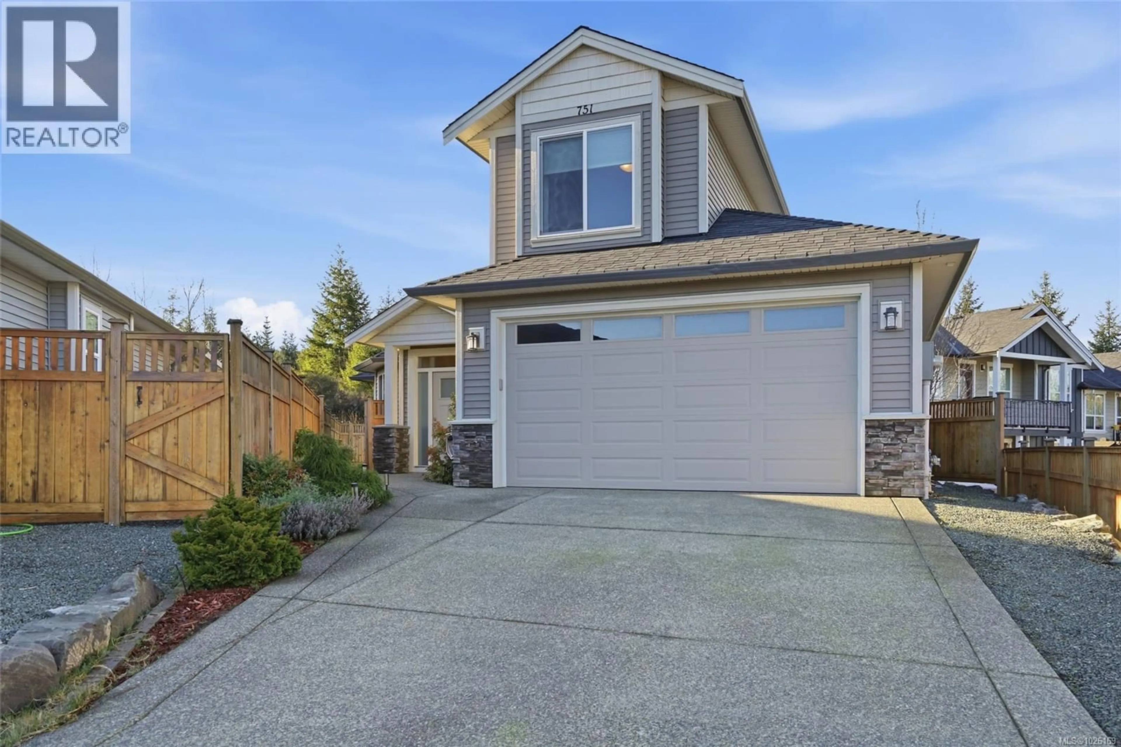 Home with vinyl exterior material, street for 751 JAMES PLACE, Ladysmith British Columbia V9G1W2