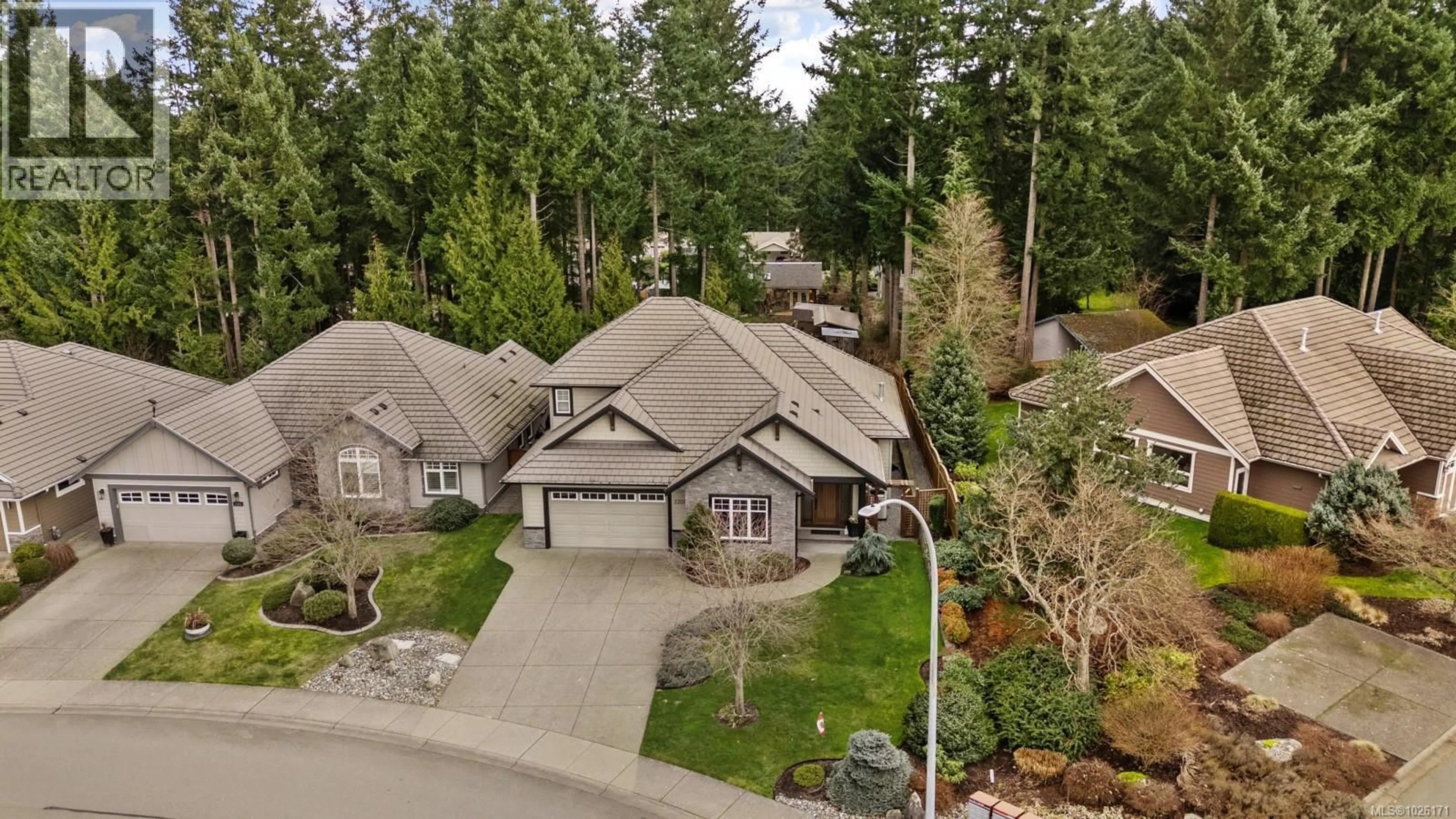 A pic from outside/outdoor area/front of a property/back of a property/a pic from drone, street for 2309 SUFFOLK CRESCENT, Courtenay British Columbia V9N3Z4
