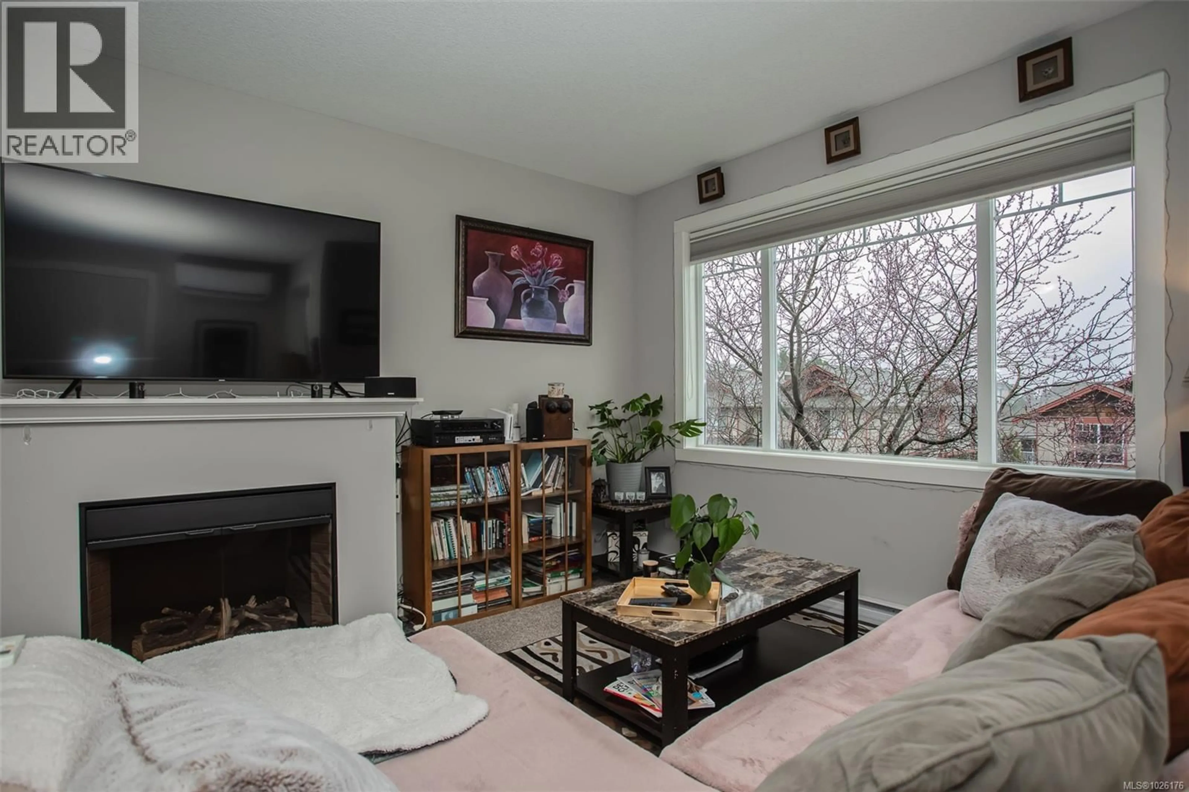 Living room with furniture, wood/laminate floor for 6033 LEAH LANE, Nanaimo British Columbia V9V1W7