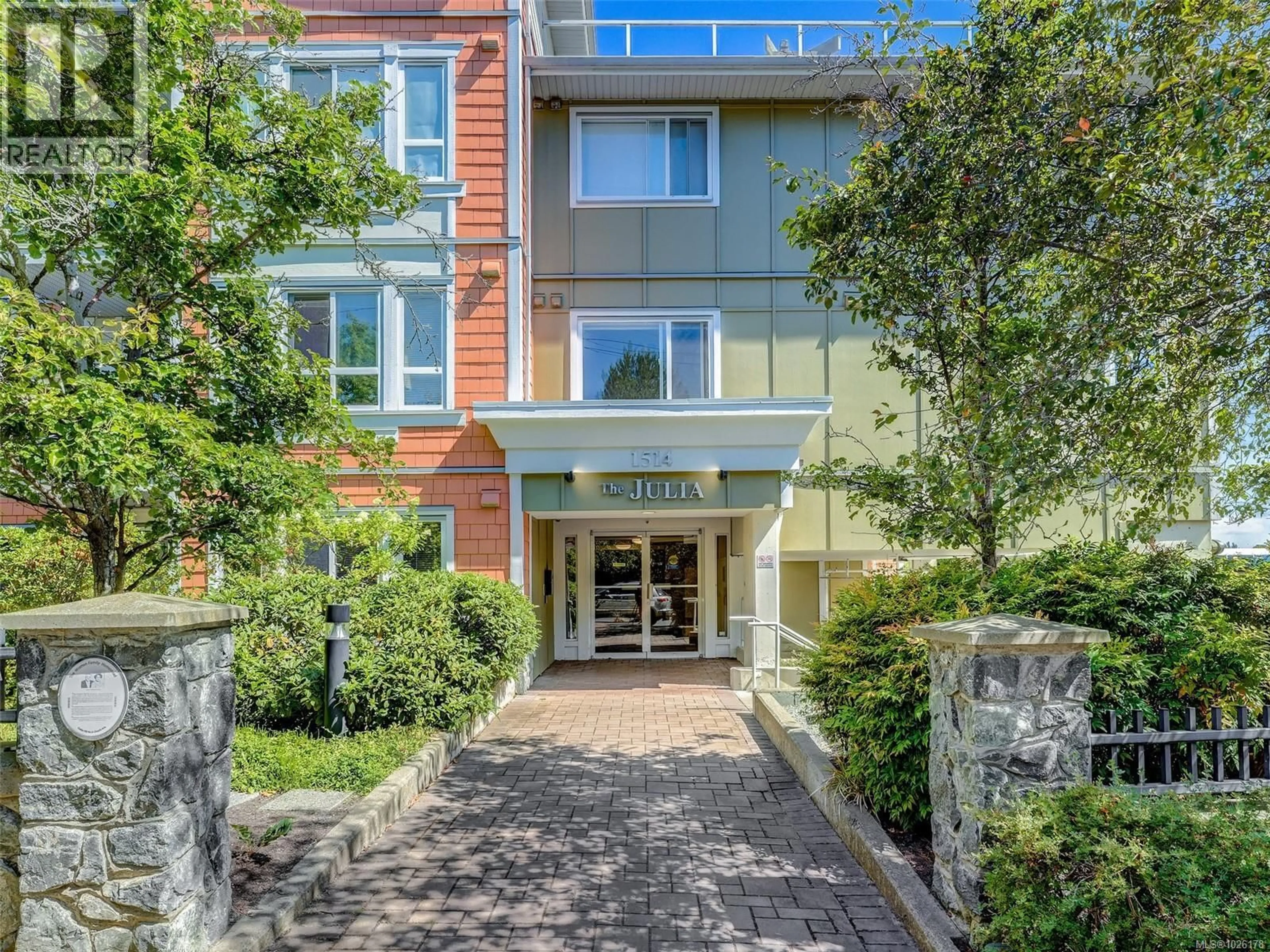 Indoor foyer for 306 - 1514 CHURCH AVENUE, Saanich British Columbia V8P0A3