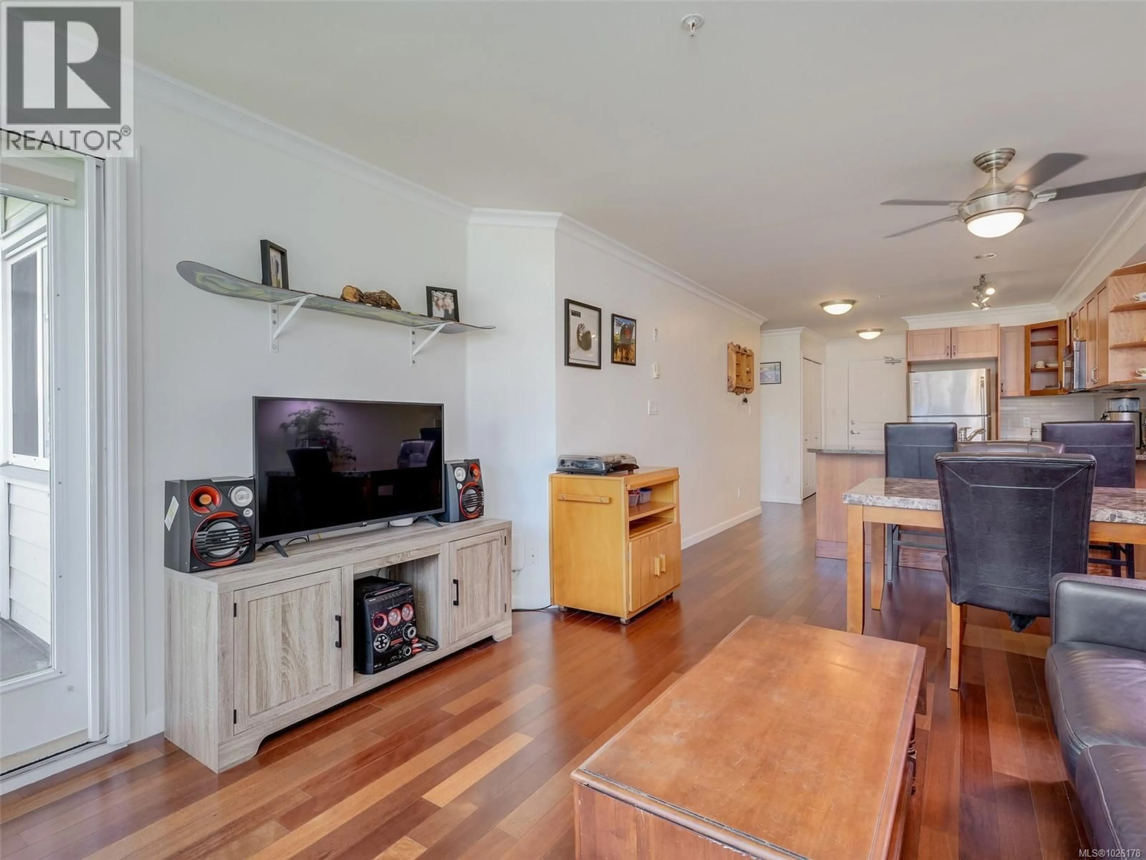 Living room with furniture, wood/laminate floor for 306 - 1514 CHURCH AVENUE, Saanich British Columbia V8P0A3