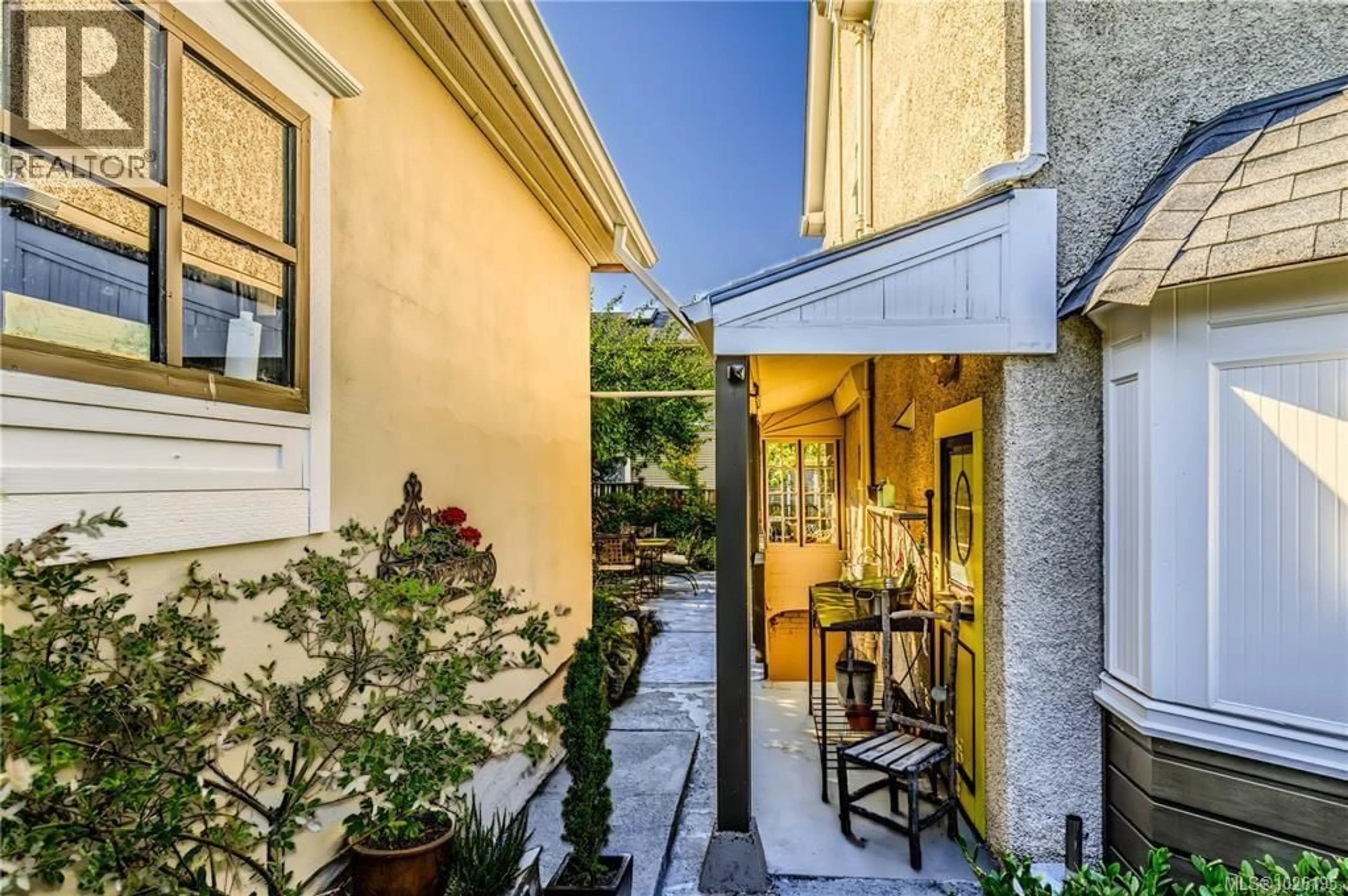 Patio, street for 377 MILTON STREET, Nanaimo British Columbia V9R2K8