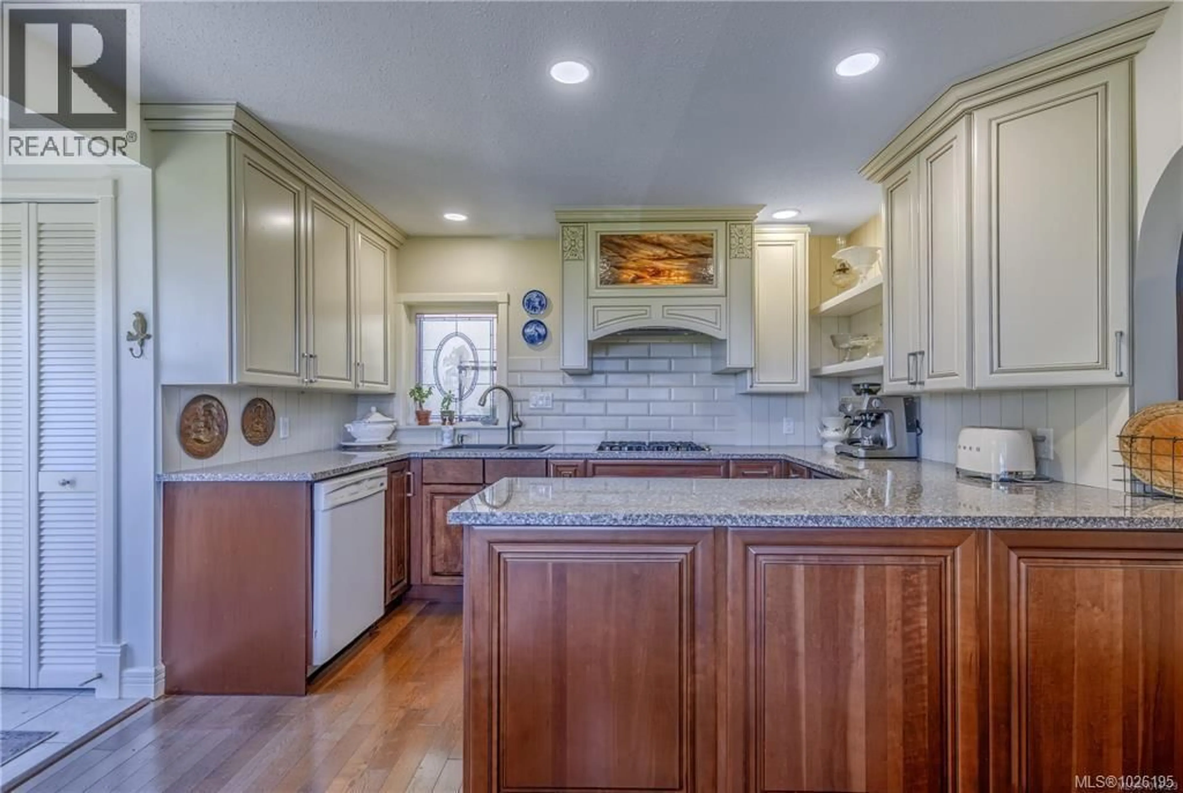 Open concept kitchen, ceramic/tile floor for 377 MILTON STREET, Nanaimo British Columbia V9R2K8