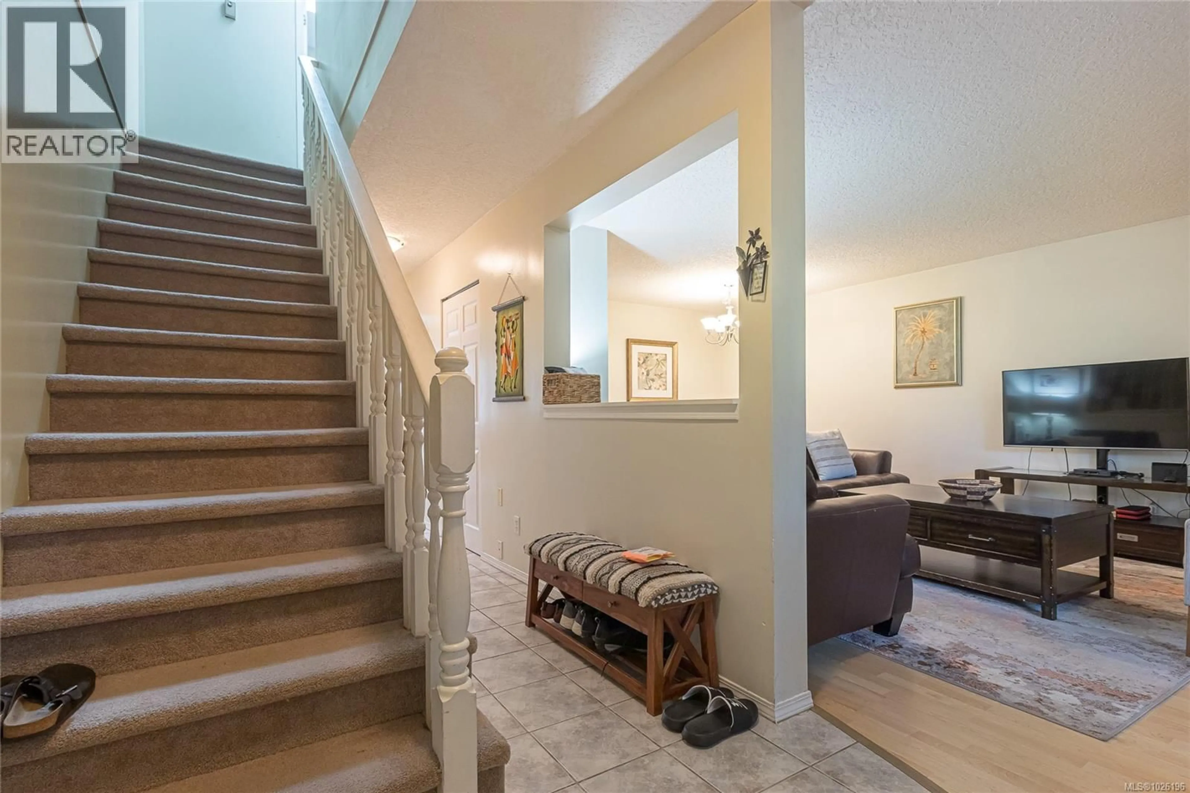 Indoor foyer for 2882 BELMONT AVENUE, Victoria British Columbia V8R6T3