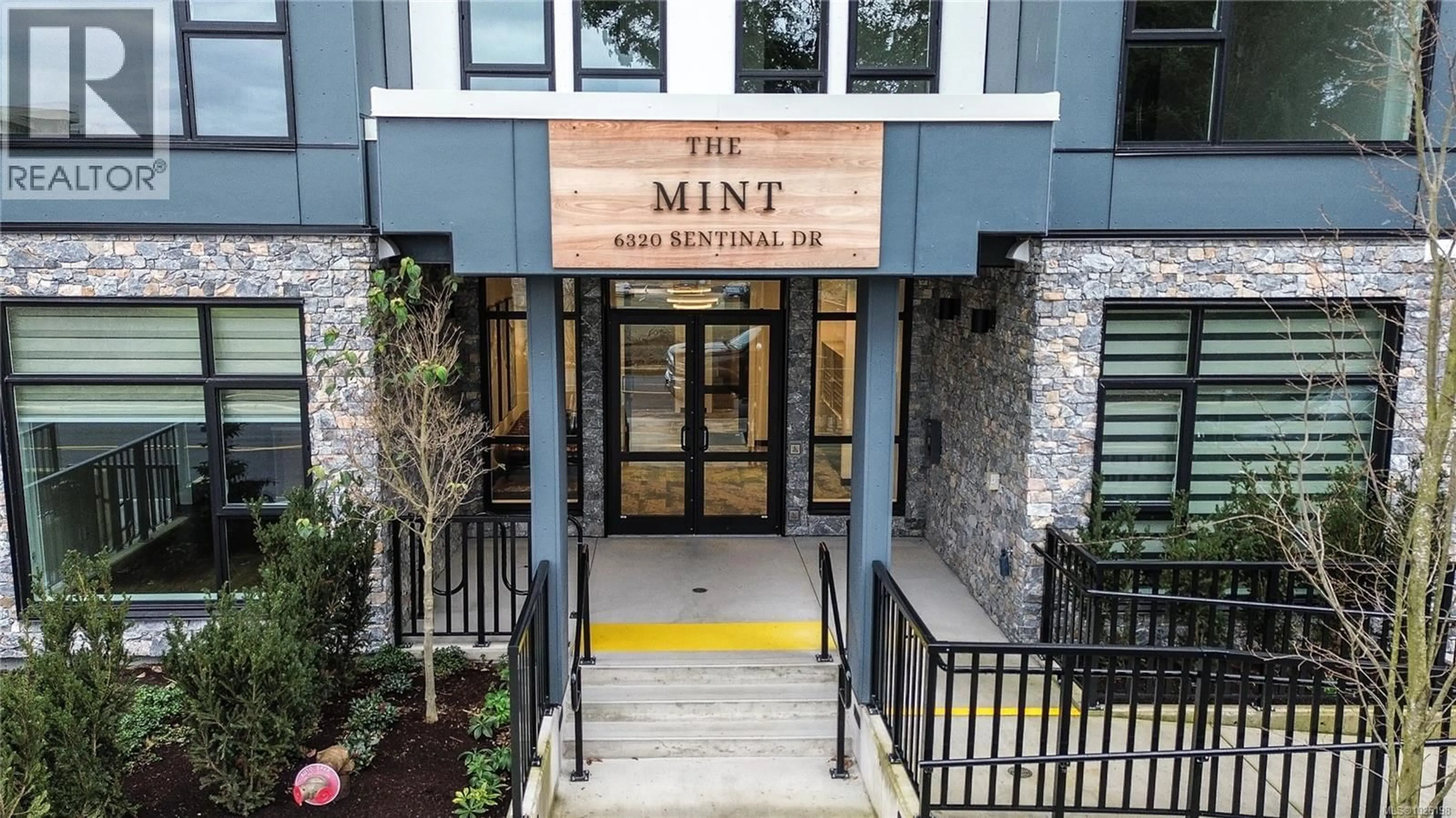 Indoor entryway for 412 - 6320 SENTINAL DRIVE, Nanaimo British Columbia V9V1W4