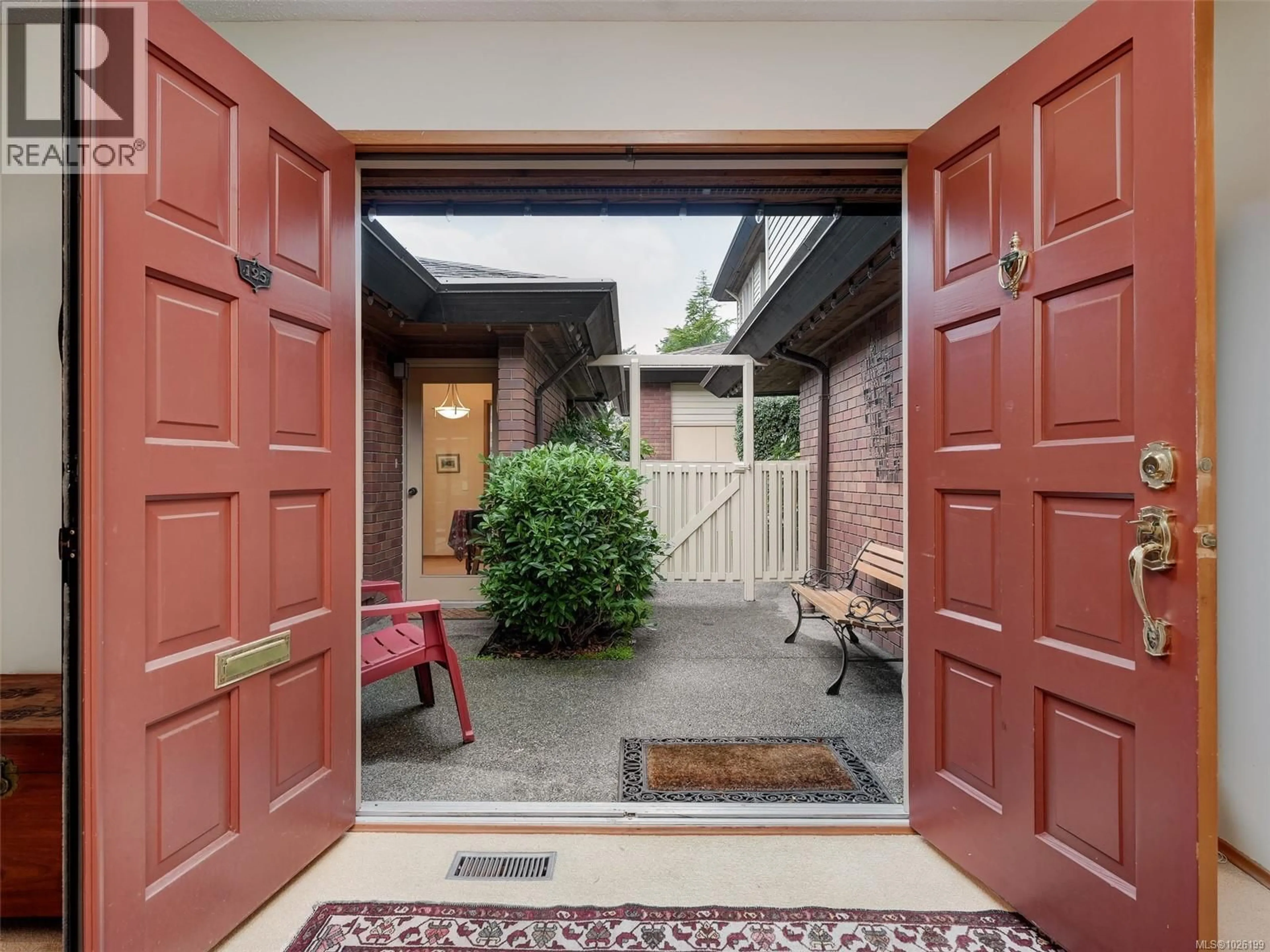 Indoor entryway for 125 - 2345 CEDAR HILL CROSS ROAD, Oak Bay British Columbia V8P5M8