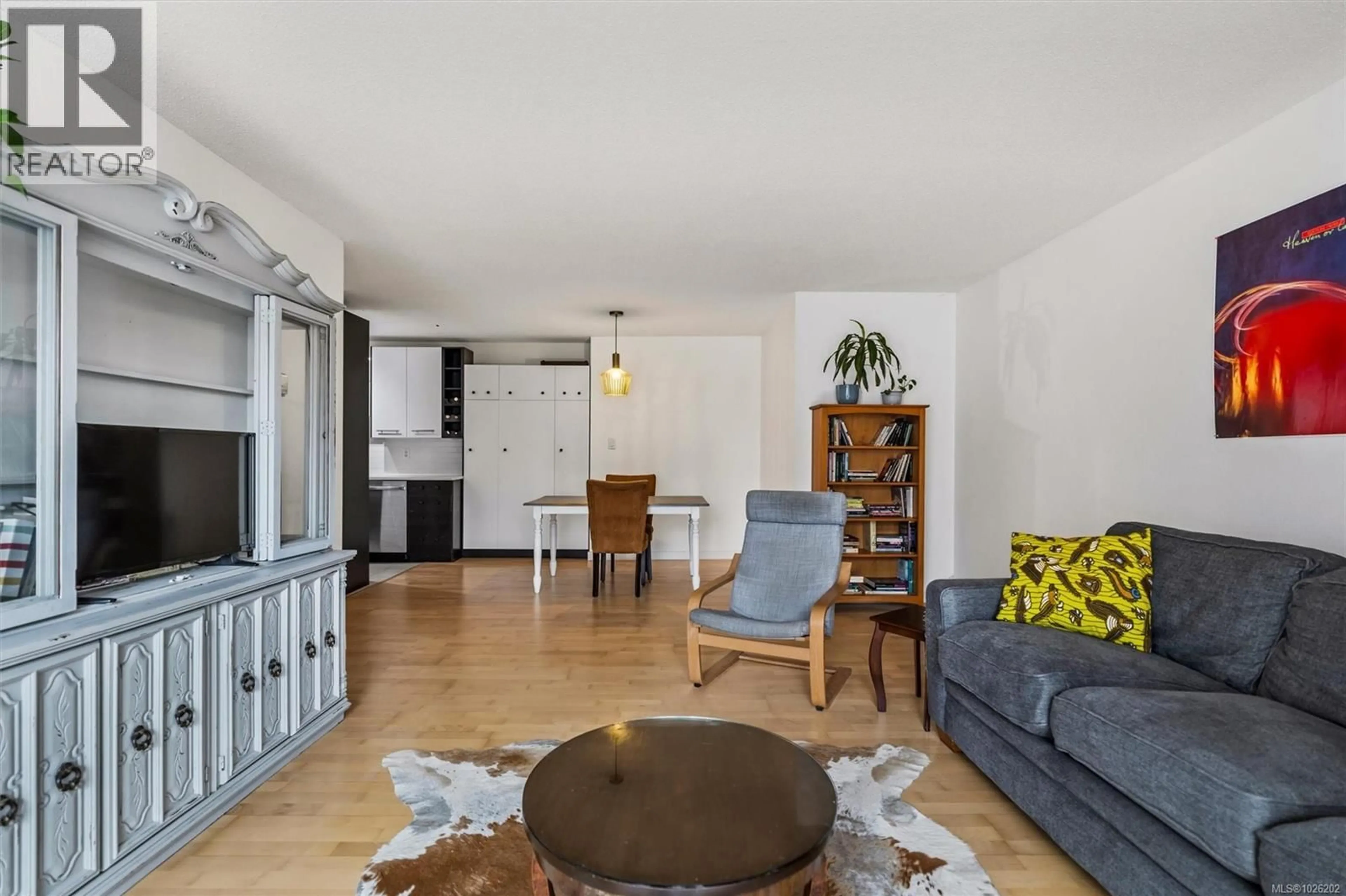 Living room with furniture, unknown for 206 - 1040 ROCKLAND AVENUE, Victoria British Columbia V8V3H5