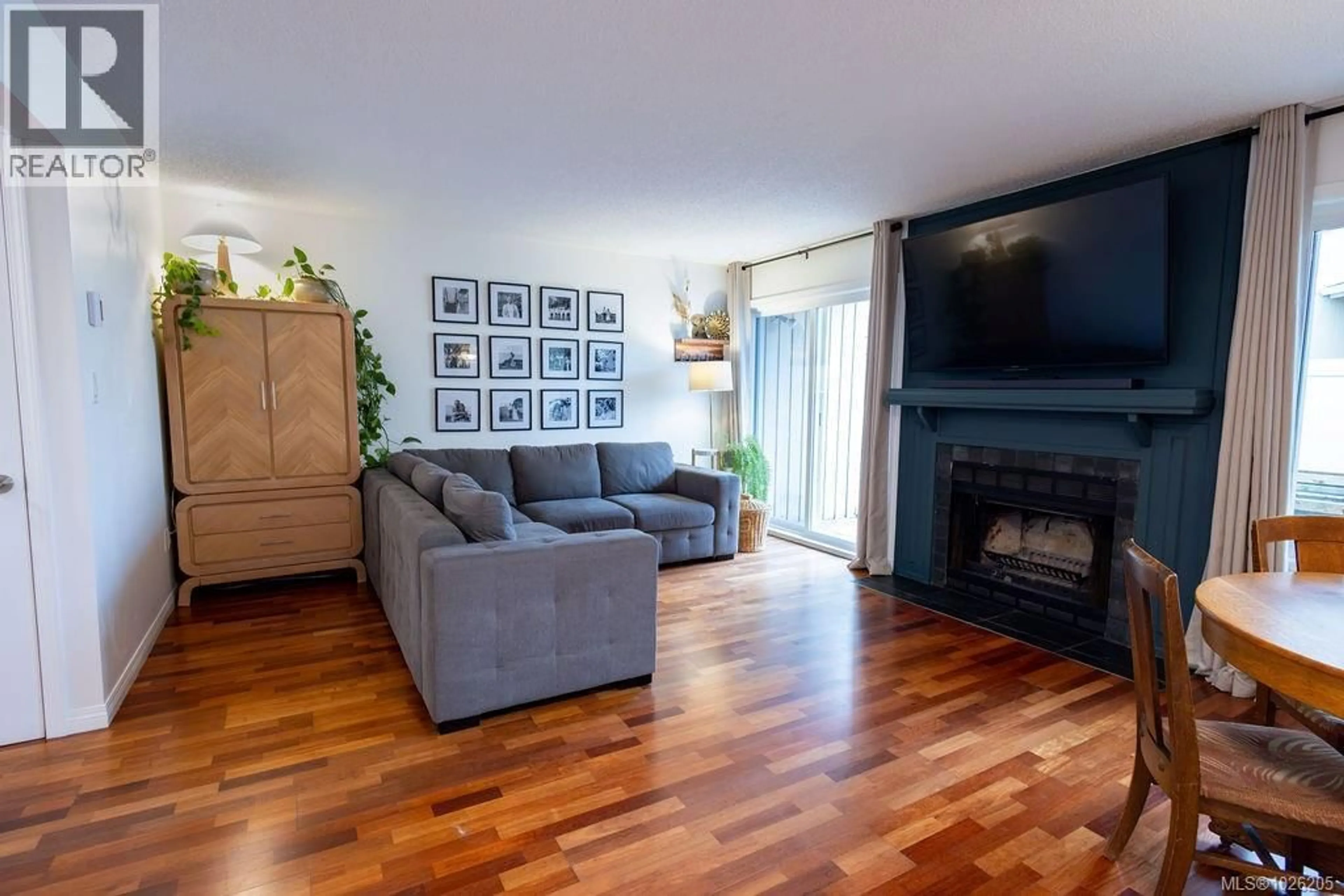 Living room with furniture, wood/laminate floor for 112 - 3048 WASHINGTON AVENUE, Victoria British Columbia V9A1P6
