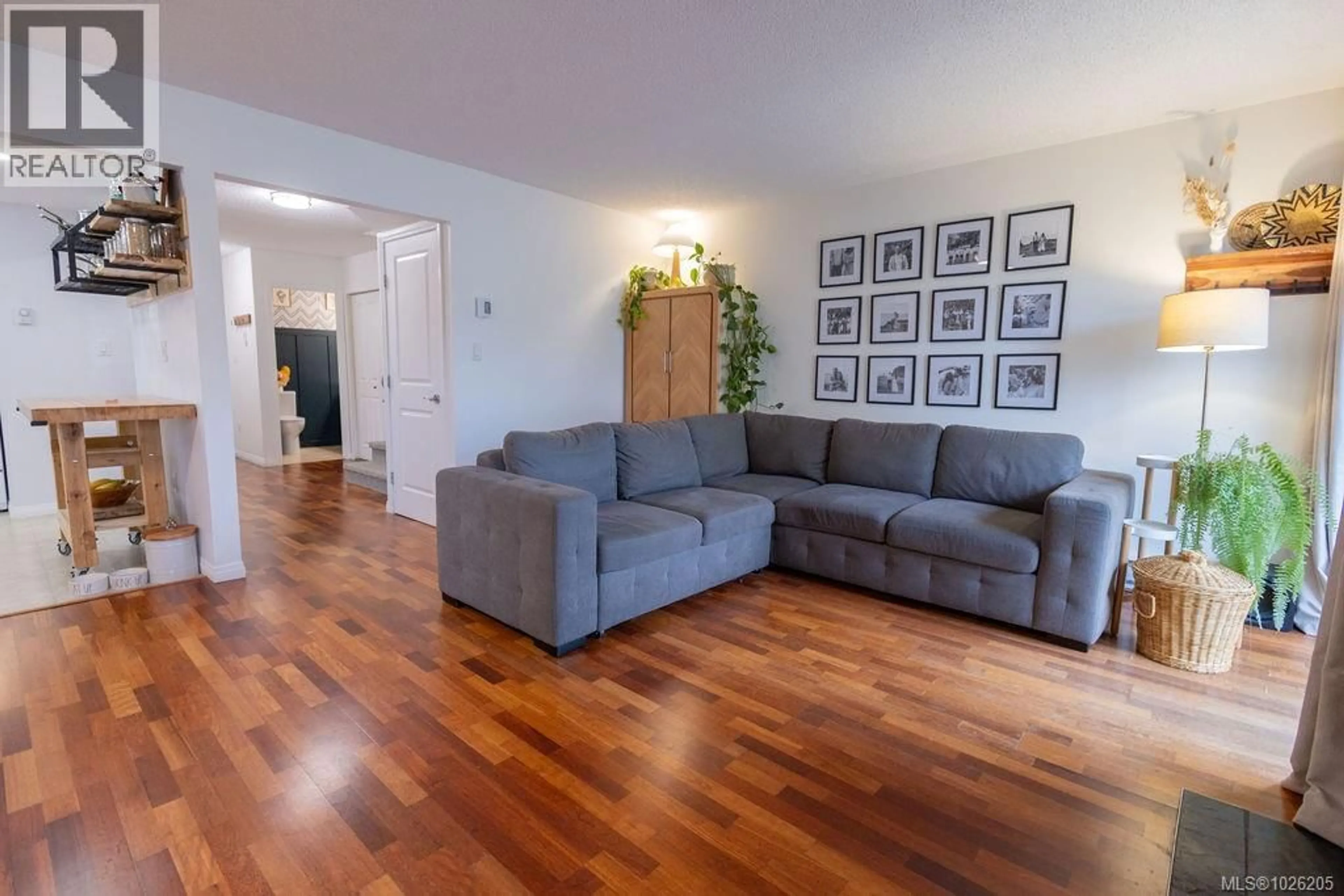 Living room with furniture, wood/laminate floor for 112 - 3048 WASHINGTON AVENUE, Victoria British Columbia V9A1P6