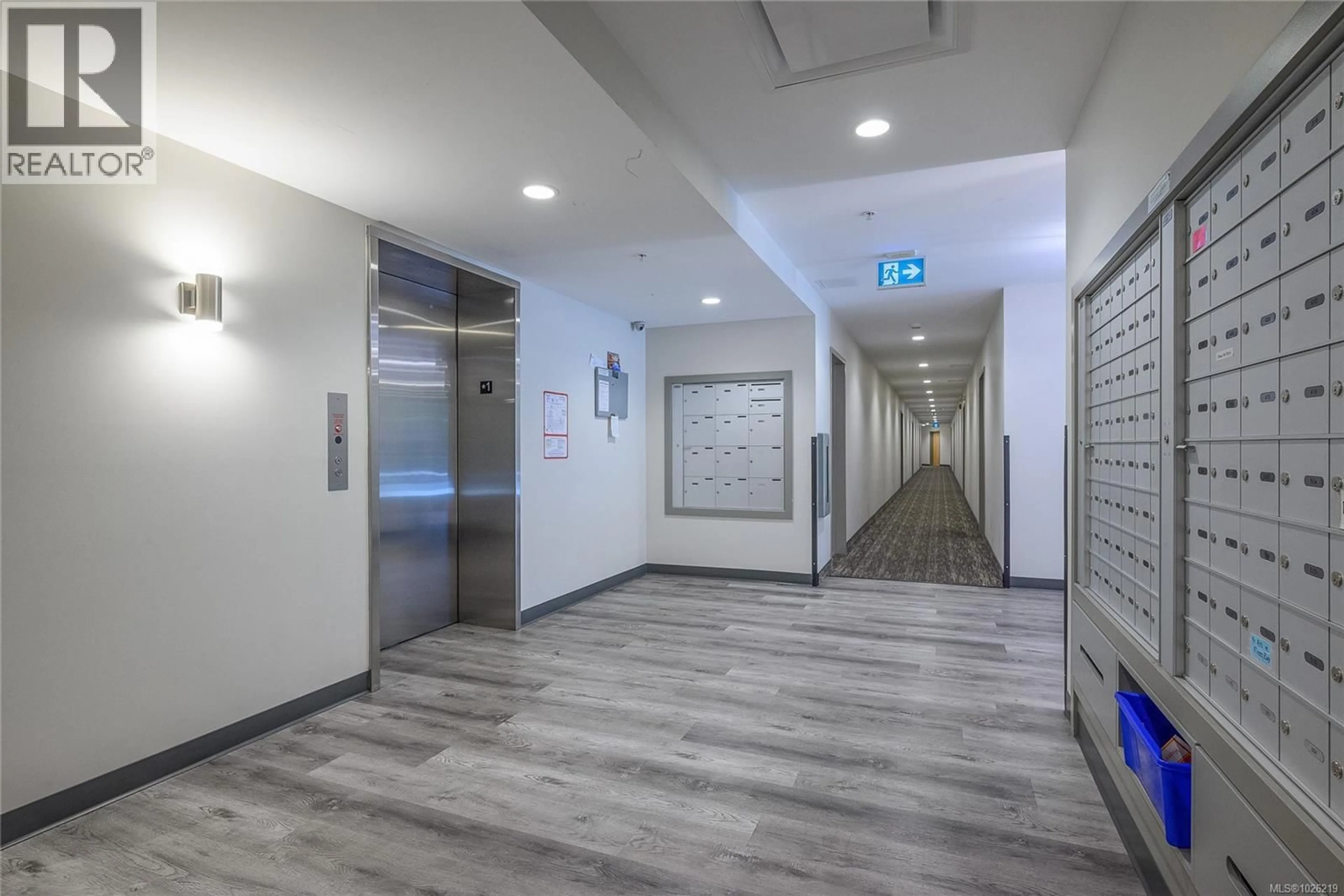 Indoor foyer for 212 - 20 BARSBY AVENUE, Nanaimo British Columbia V9R0K4