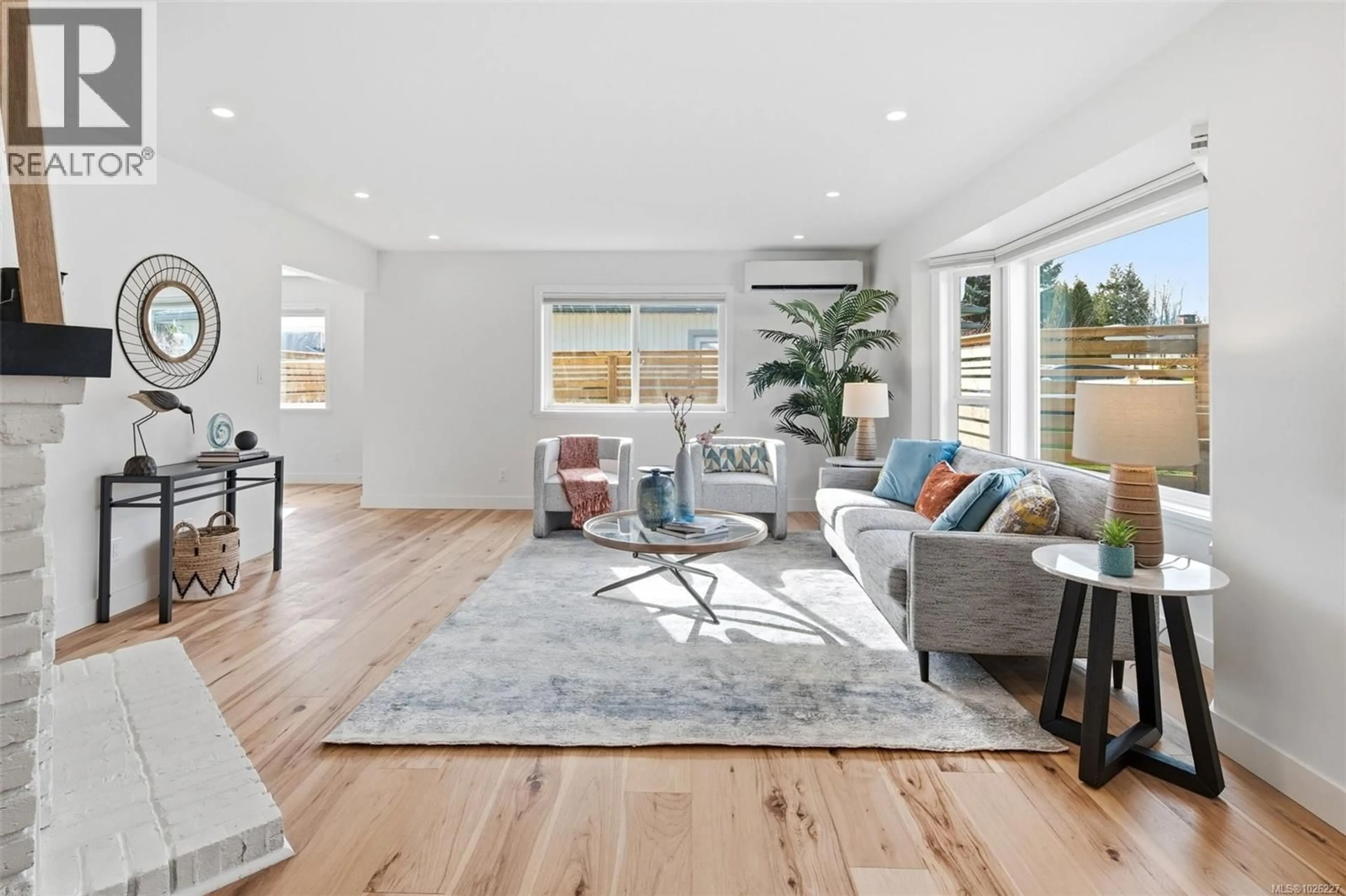 Living room with furniture, wood/laminate floor for 11 - 2558 FERGUSON ROAD, Central Saanich British Columbia V8M1V7