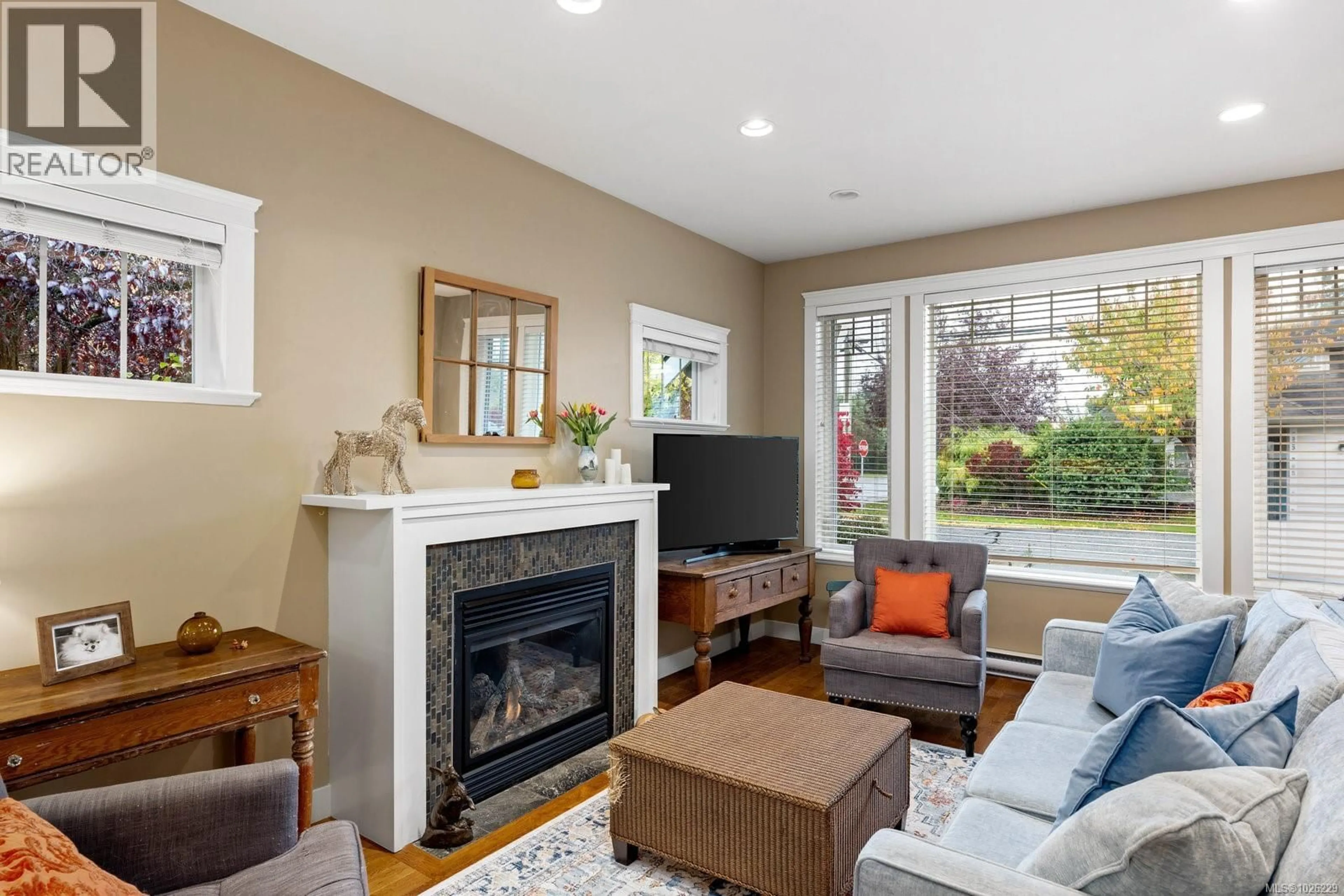 Living room with furniture, unknown for 2324 MALAVIEW AVENUE, Sidney British Columbia V8L2E8