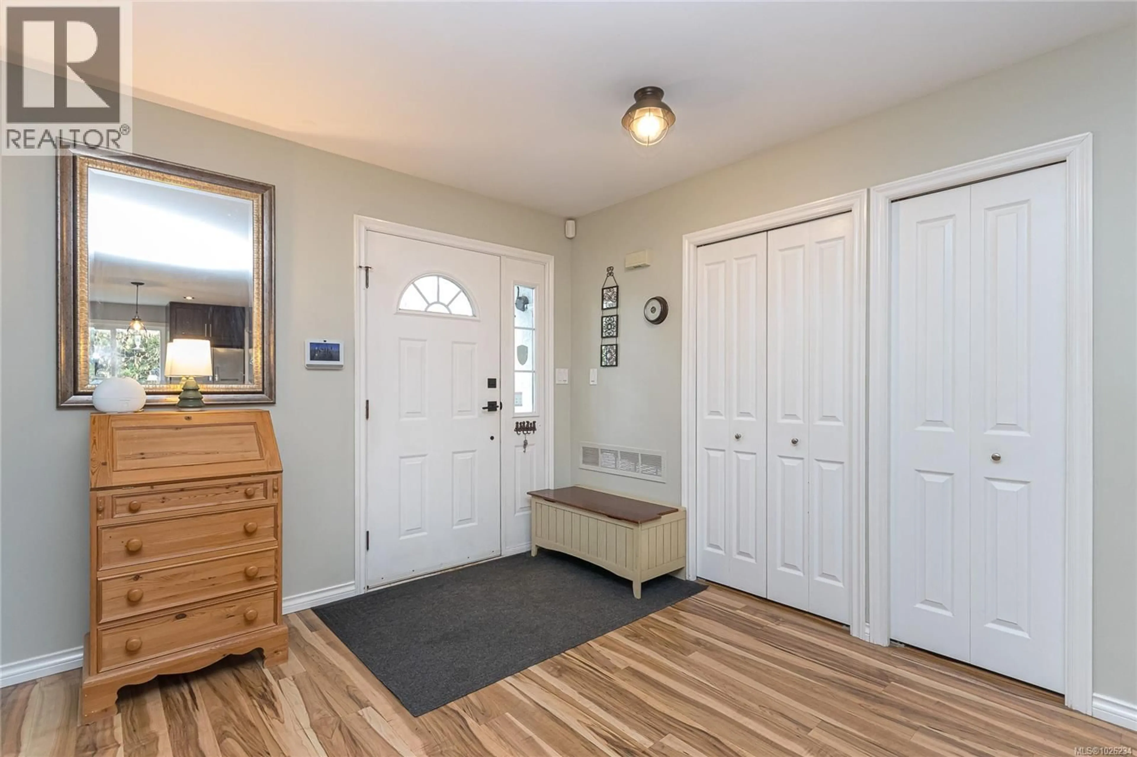 Indoor entryway for 1117 CLARKE ROAD, Central Saanich British Columbia V8M1E2