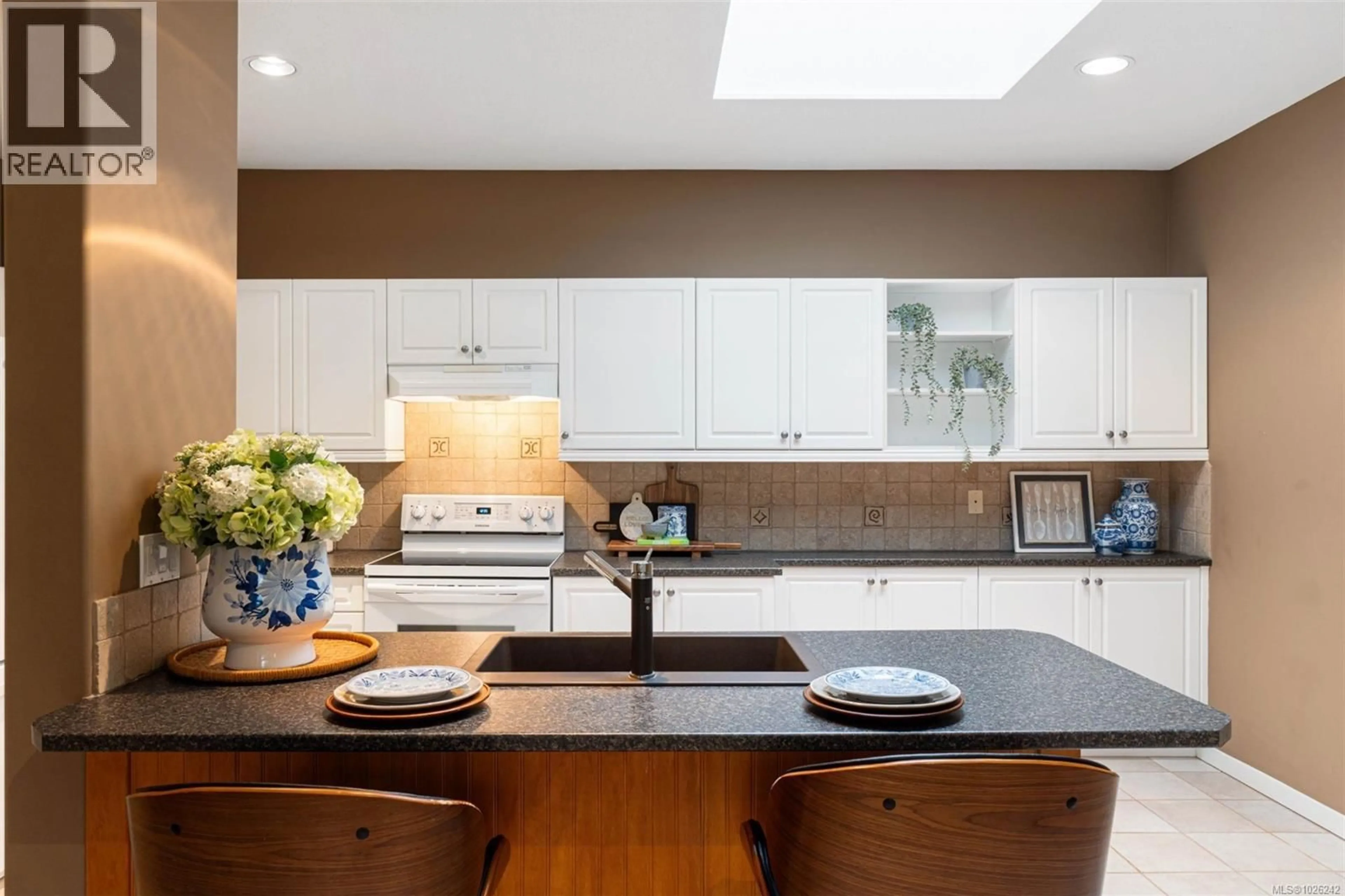 Contemporary kitchen, ceramic/tile floor for 896 LAKES BOULEVARD, Parksville British Columbia V9P2P8