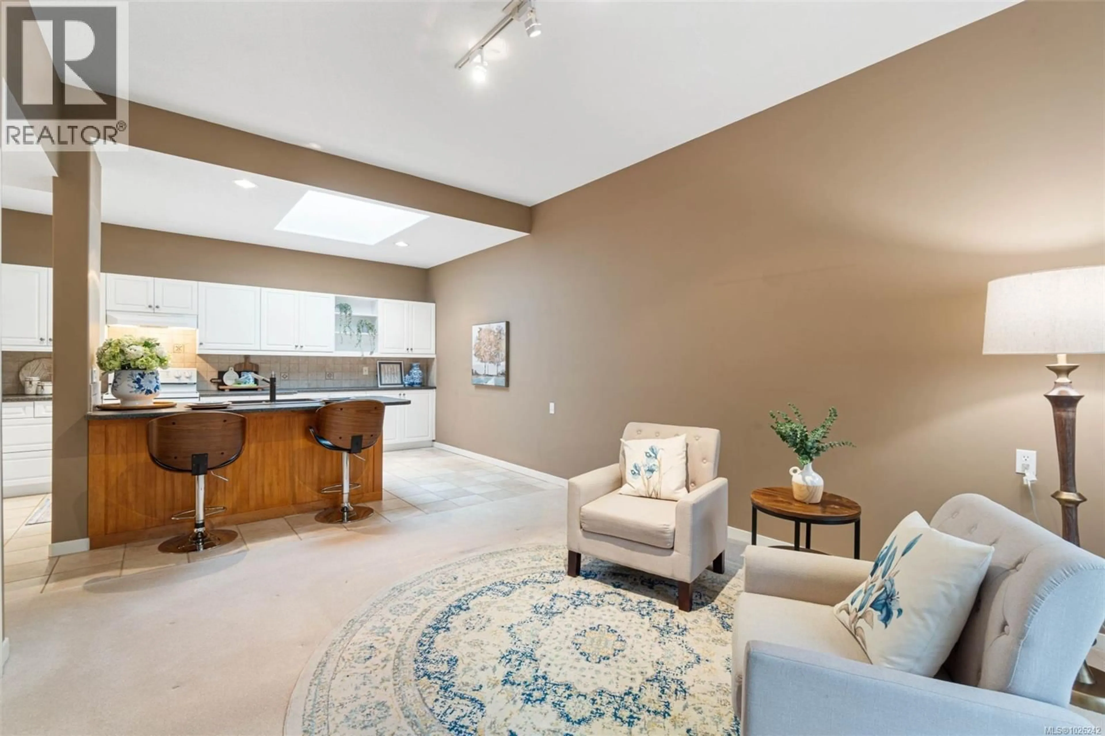 Living room with furniture, unknown for 896 LAKES BOULEVARD, Parksville British Columbia V9P2P8