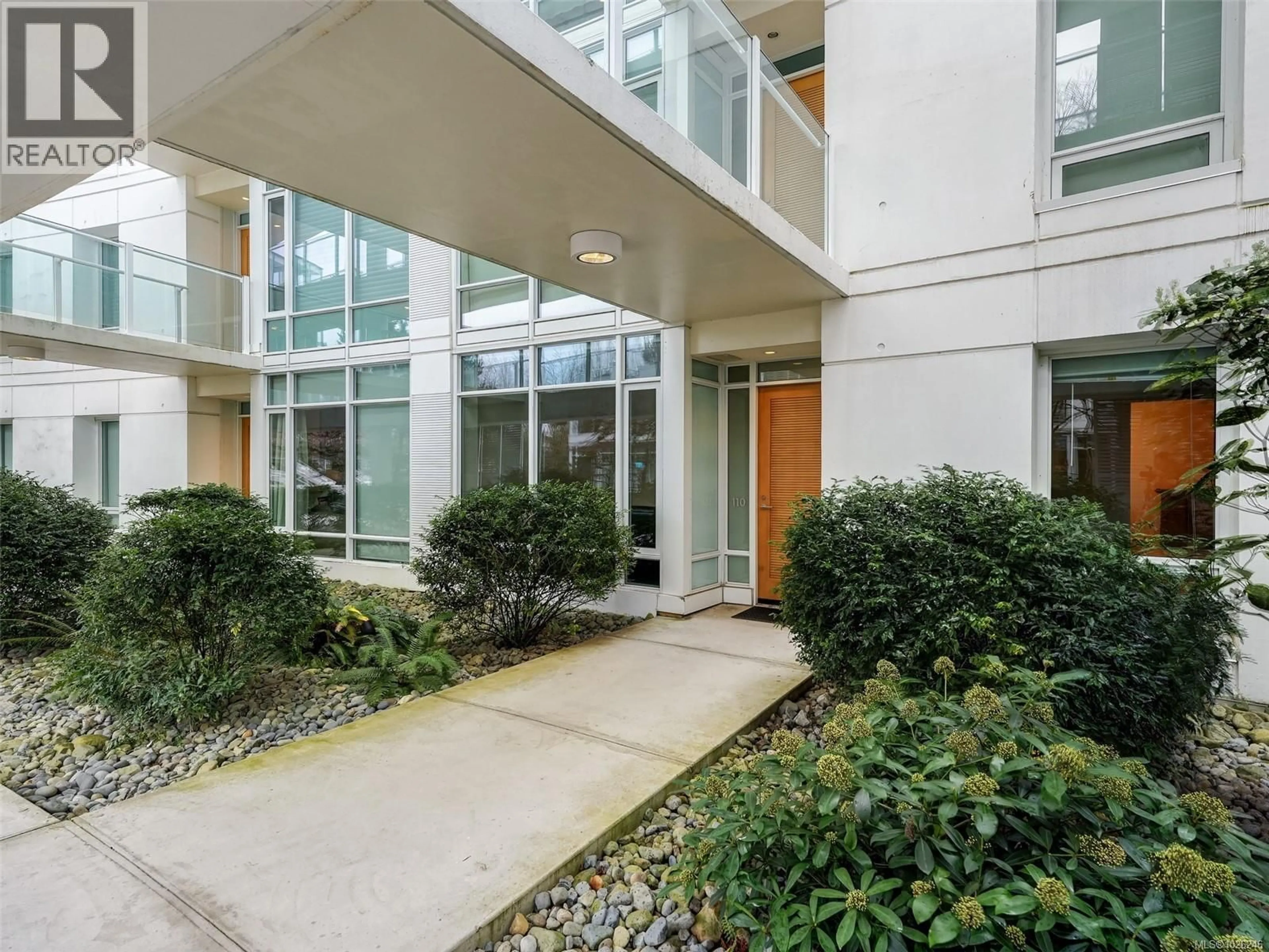 Indoor foyer for 110 - 68 SONGHEES ROAD, Victoria British Columbia V9A0A3