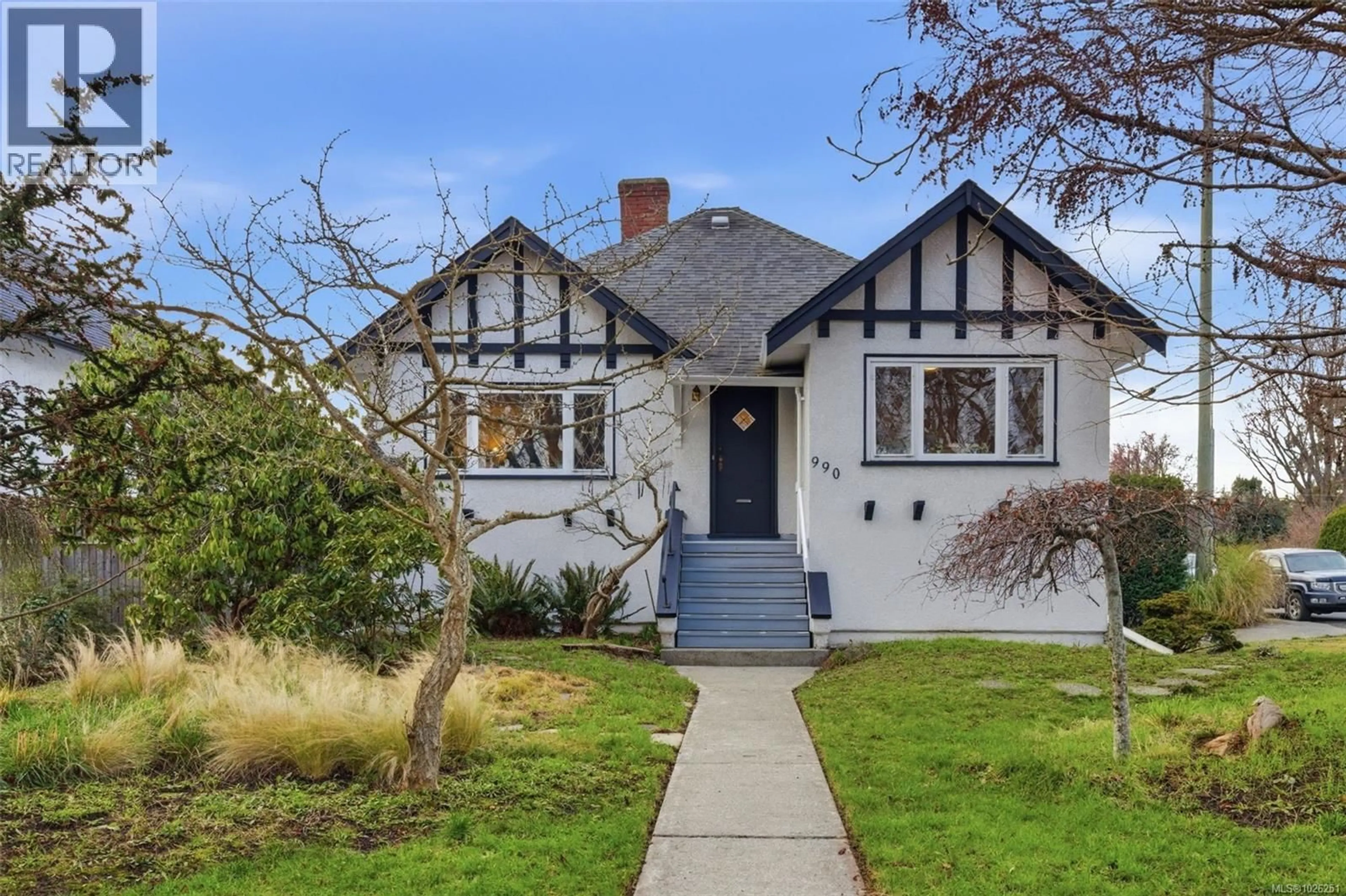 Home with brick exterior material, street for 990 HAMPSHIRE ROAD, Oak Bay British Columbia V8S4S7