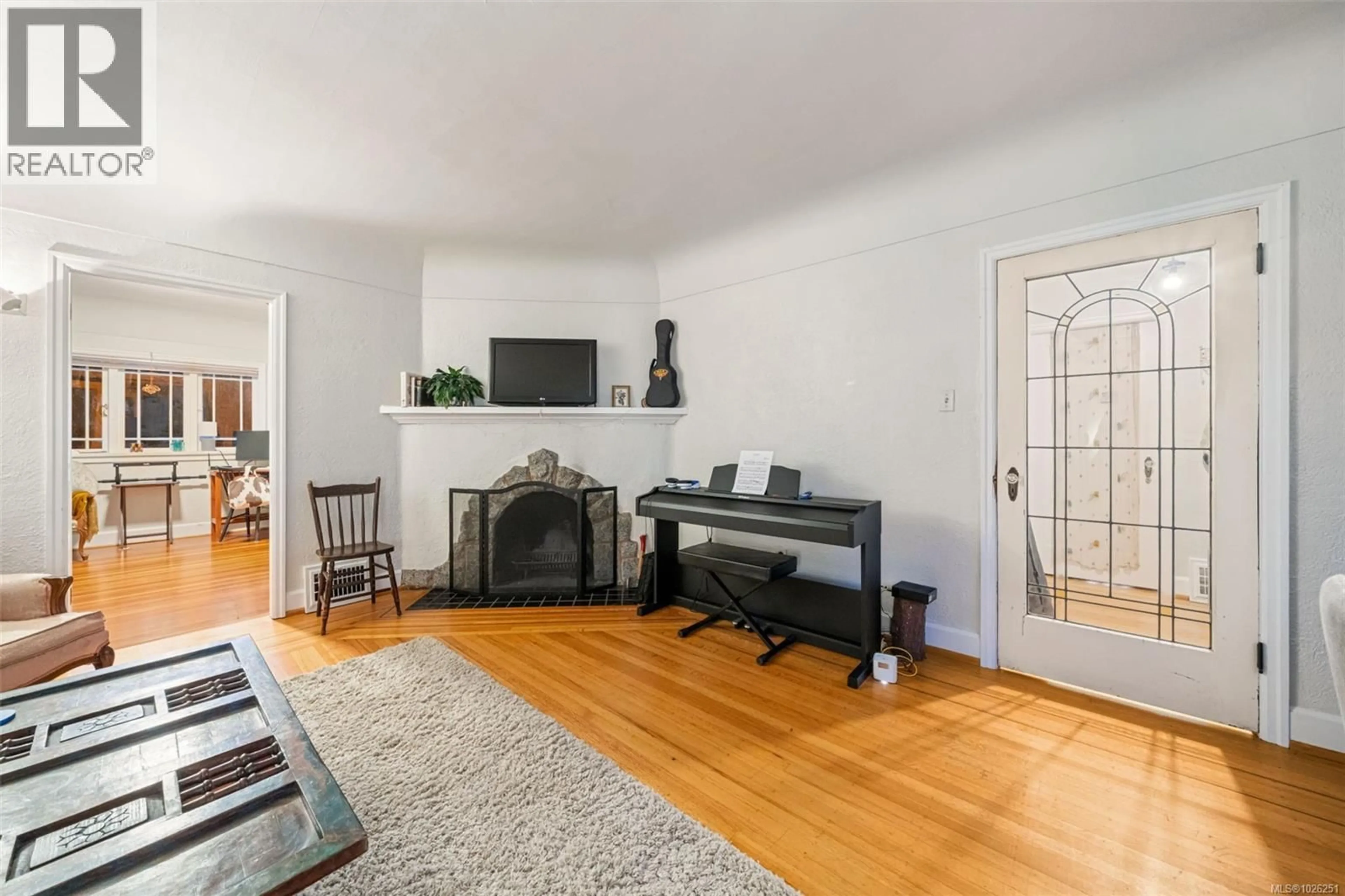 Living room with furniture, unknown for 990 HAMPSHIRE ROAD, Oak Bay British Columbia V8S4S7